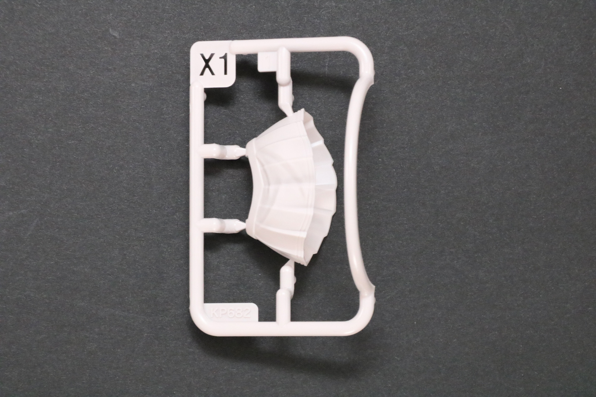 X1パーツ。グレーの成型色