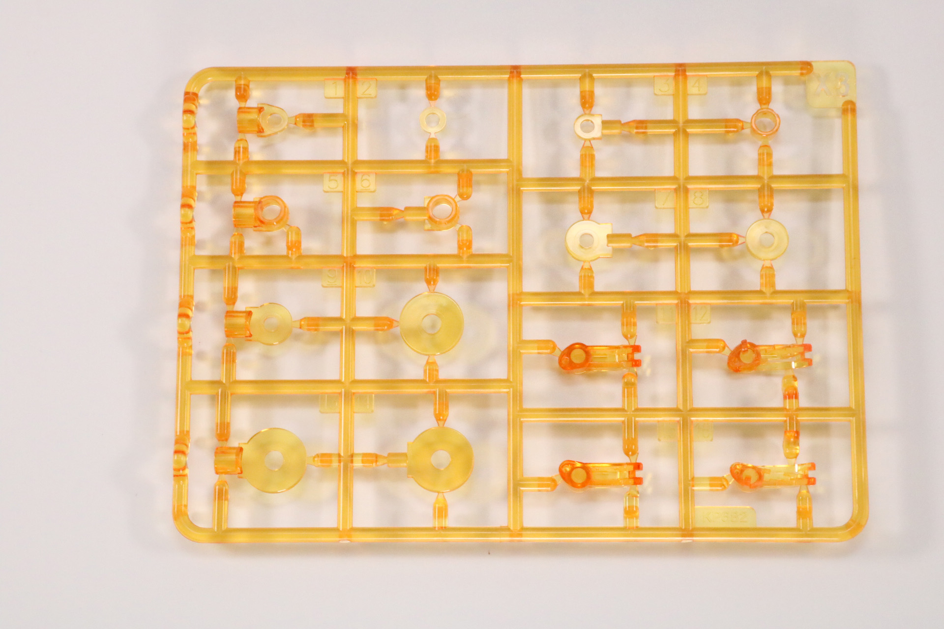 X3パーツ。クリアイエローの成型色。ランナーは2枚入っている