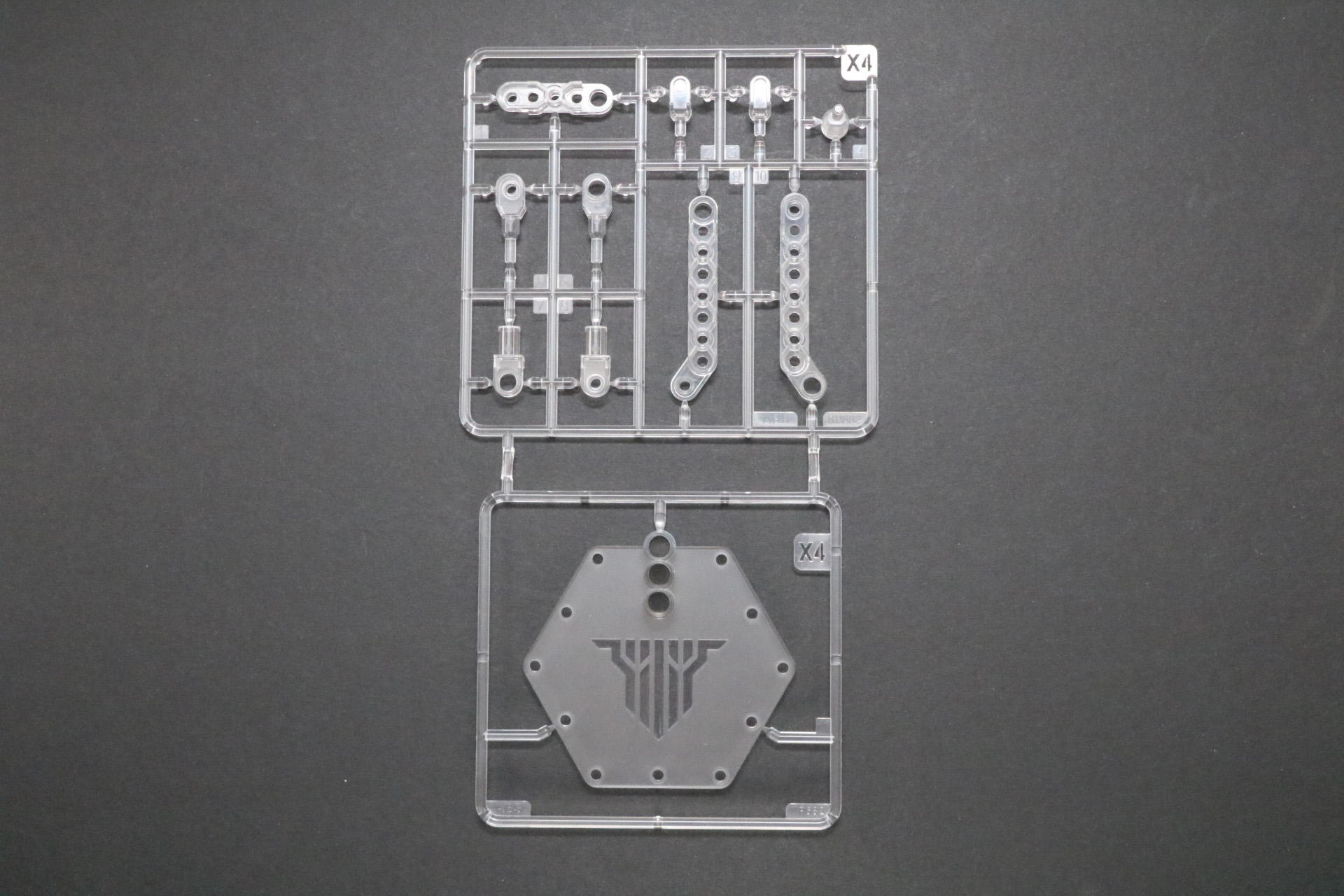 X4パーツ。クリアーの成型色