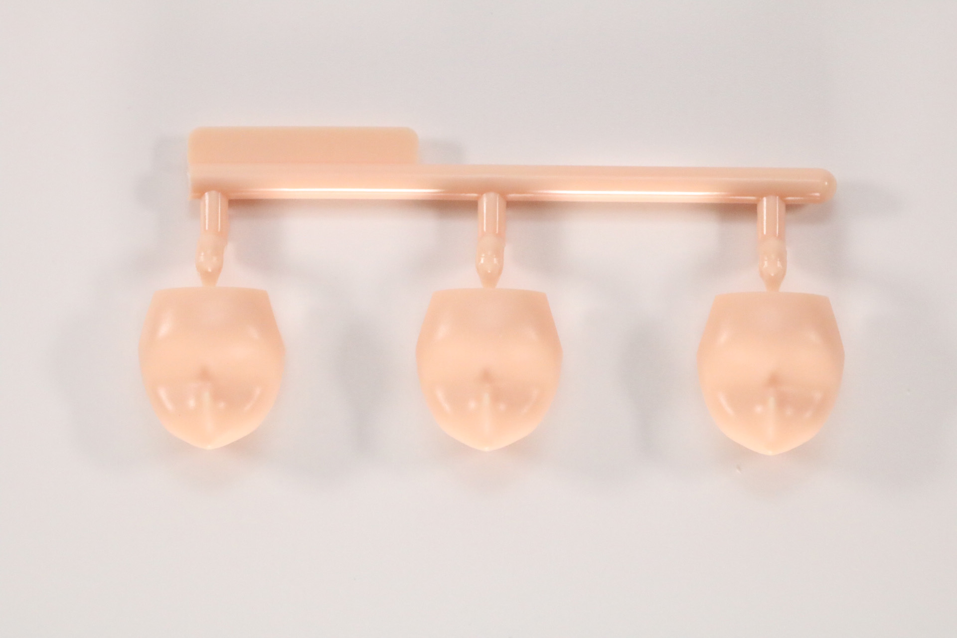 ディテールなしのフェイス3点