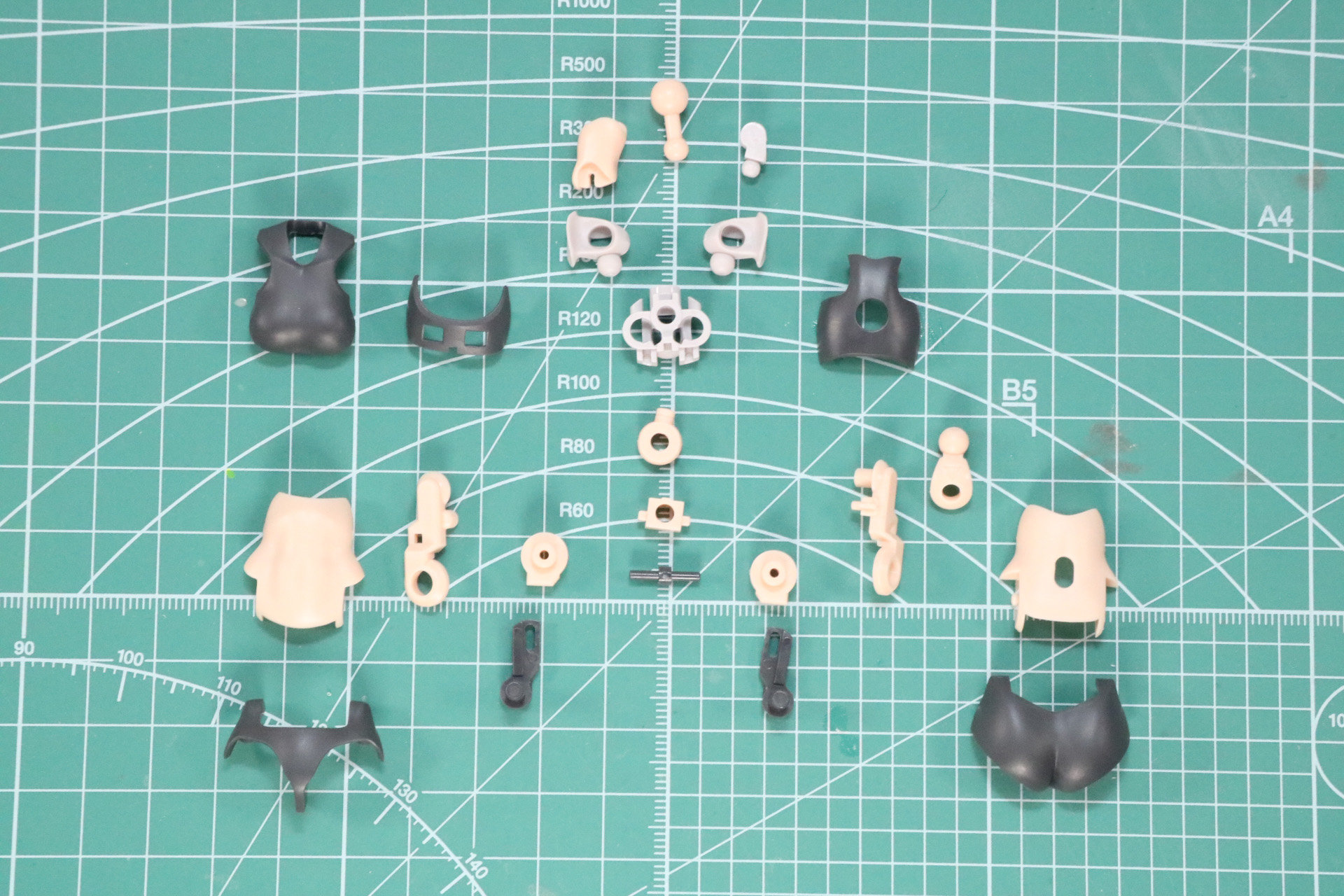 胸部、腹部、腰部で分かれ、細かなパーツで柔軟な可動域を実現