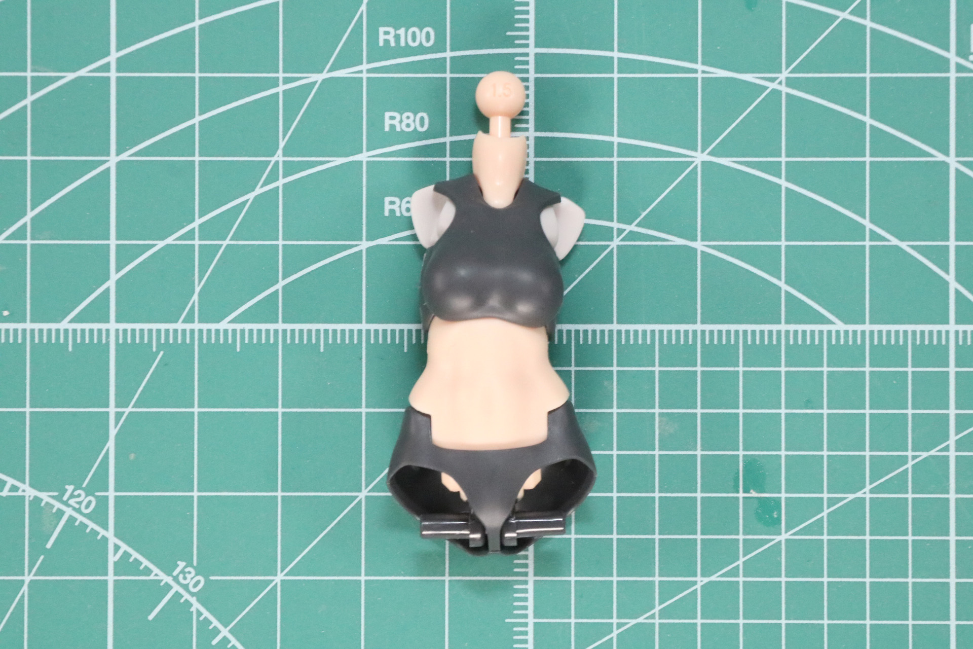 胸部、腹部、腰部で分かれ、細かなパーツで柔軟な可動域を実現