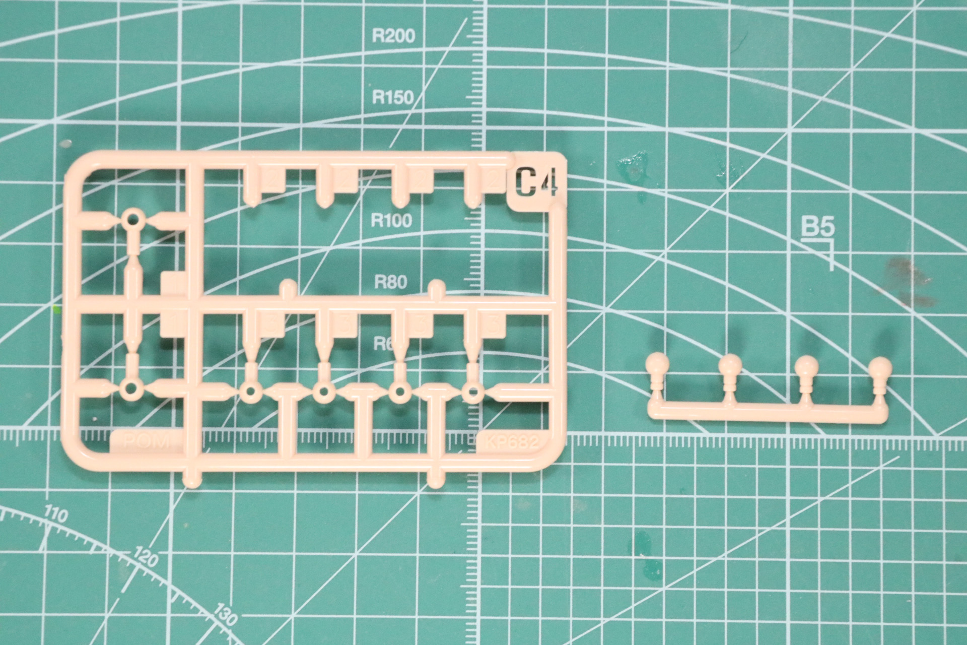 手首のジョイントパーツはランナーを切り離して、4つを一度に組んで余分な個所を切り離す非常に簡単な組み立てができる。