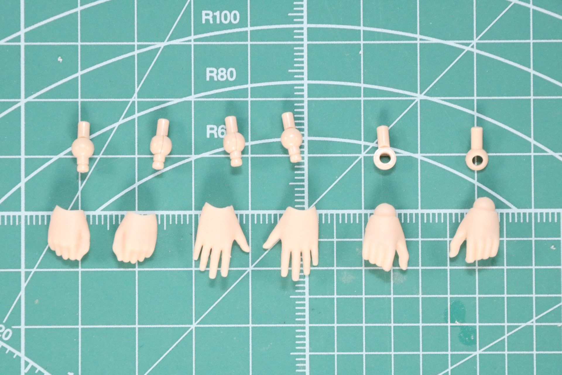 ハンドパーツは握り手、開き手、武器の持ち手の3種類