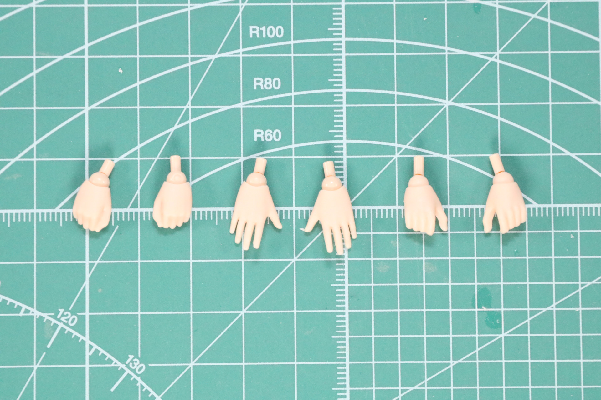 ハンドパーツは握り手、開き手、武器の持ち手の3種類