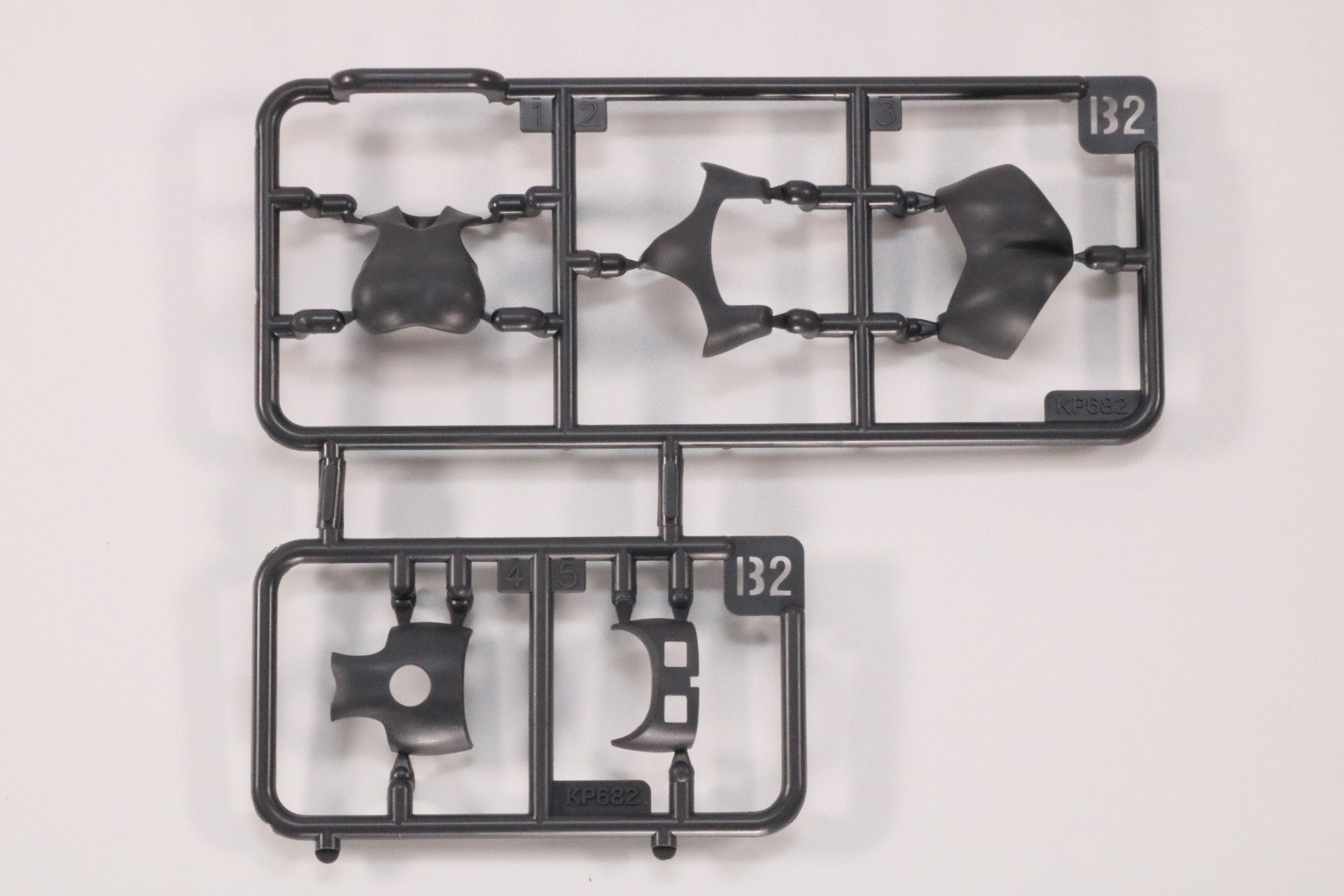 B2パーツ。ブラックの成型色