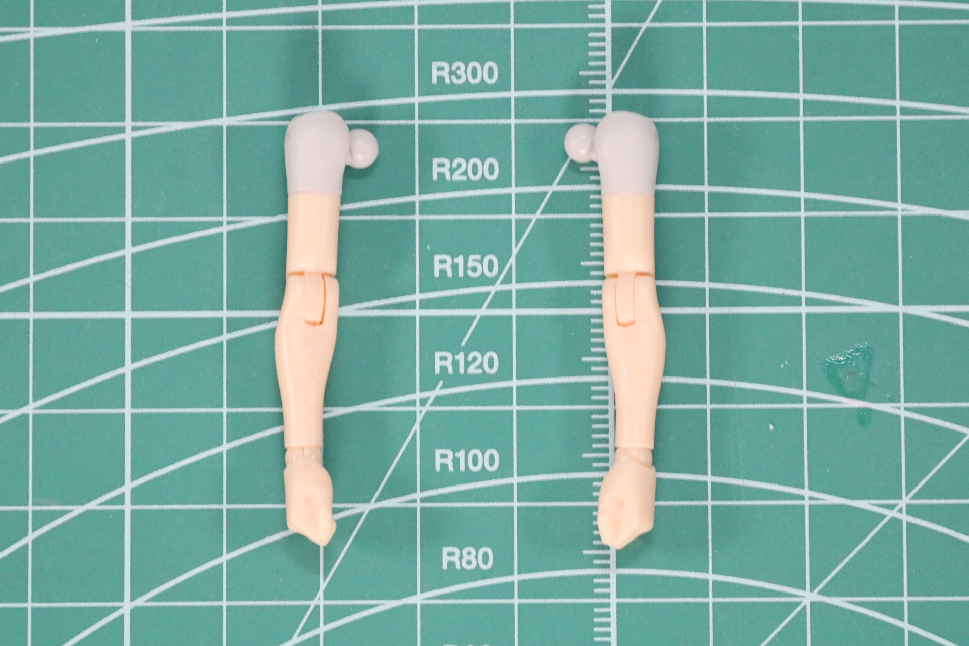 細かいパーツ構成で可動部位や色分けを実現
