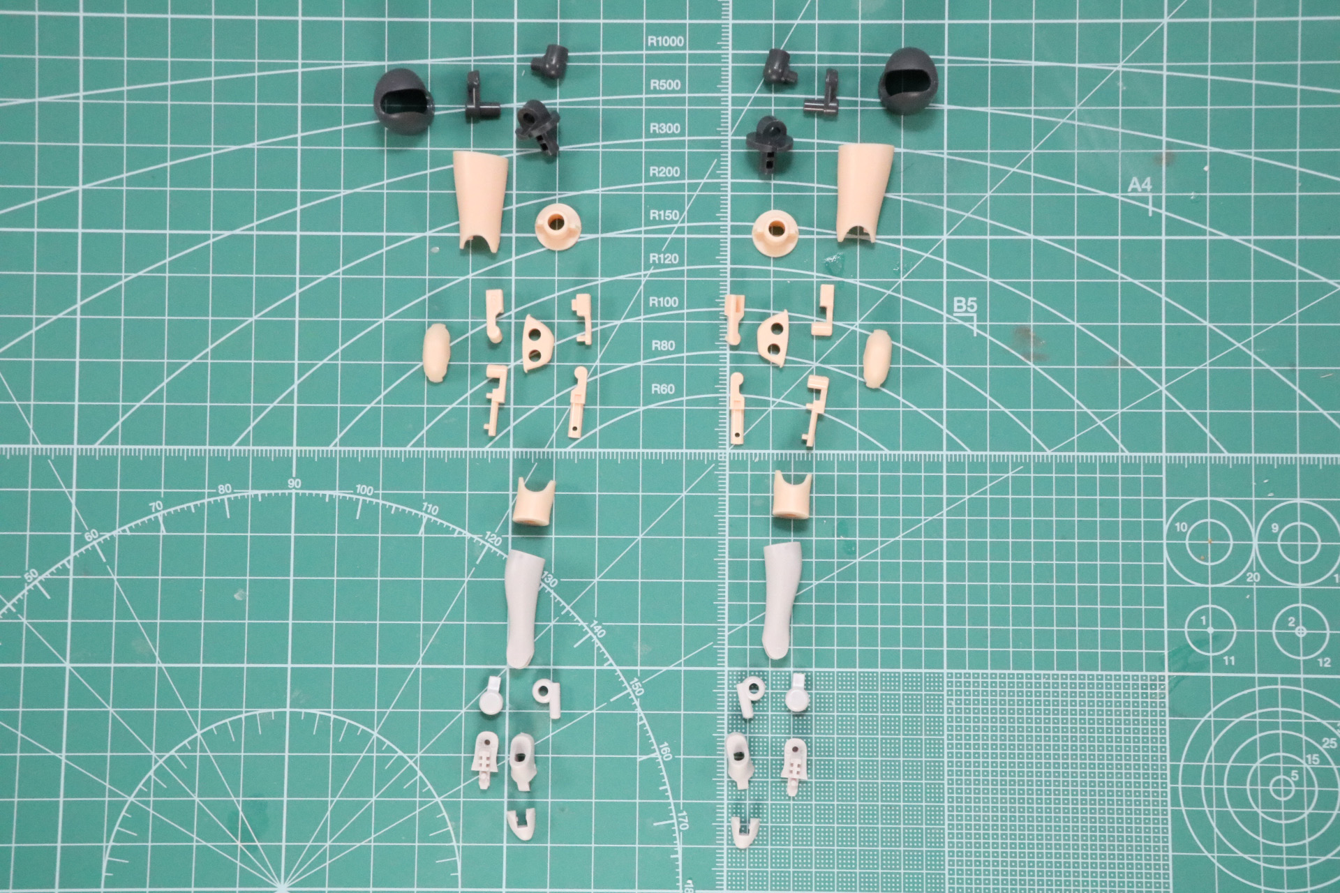 細かいパーツ構成で可動部位や色分けを実現