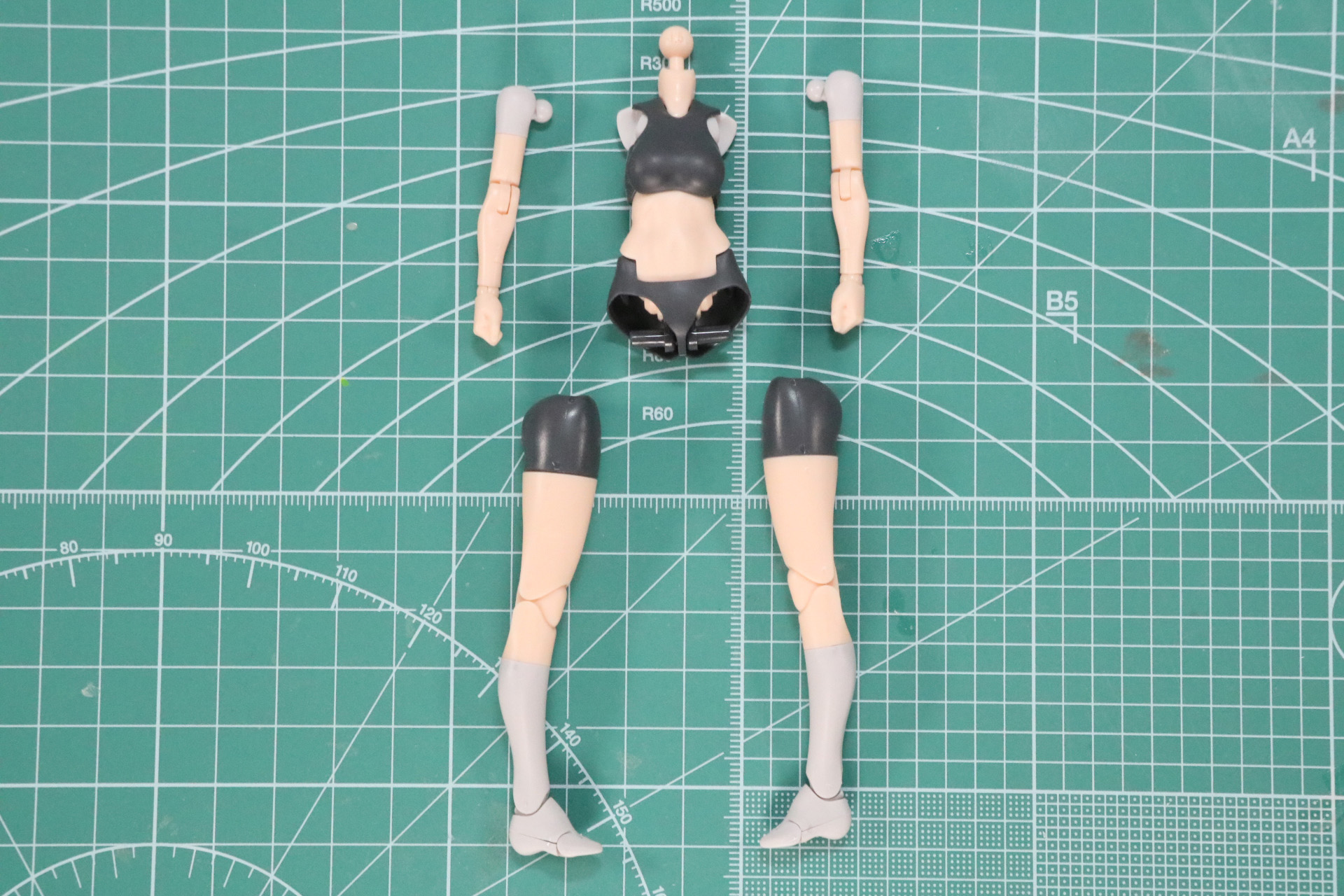 各パーツを組み合わせて「マシニーカ Block2-M」素体が完成