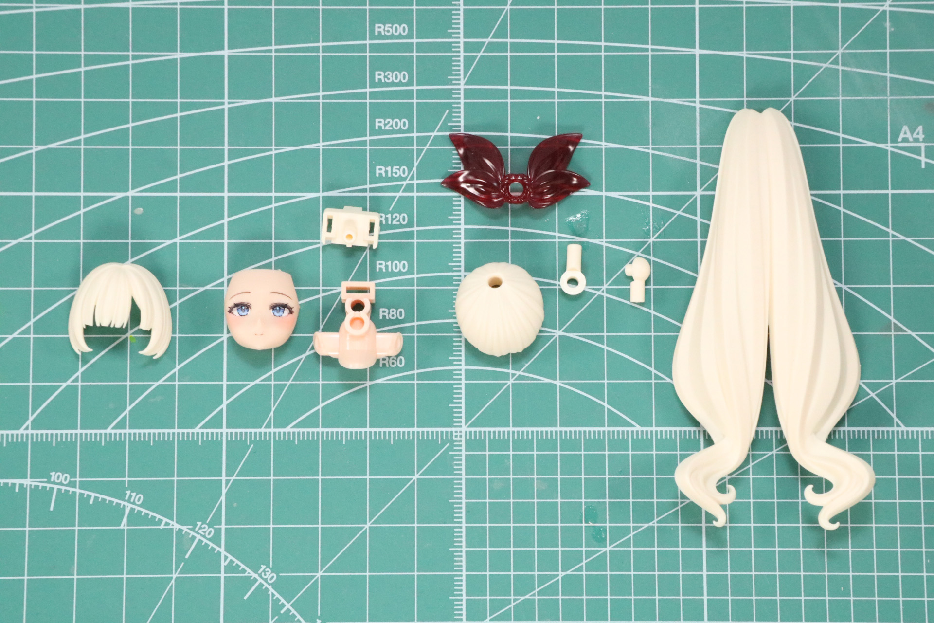 ウェーブの入ったポニーテールの存在感はもちろん柔らかい雰囲気を感じる造形となっている