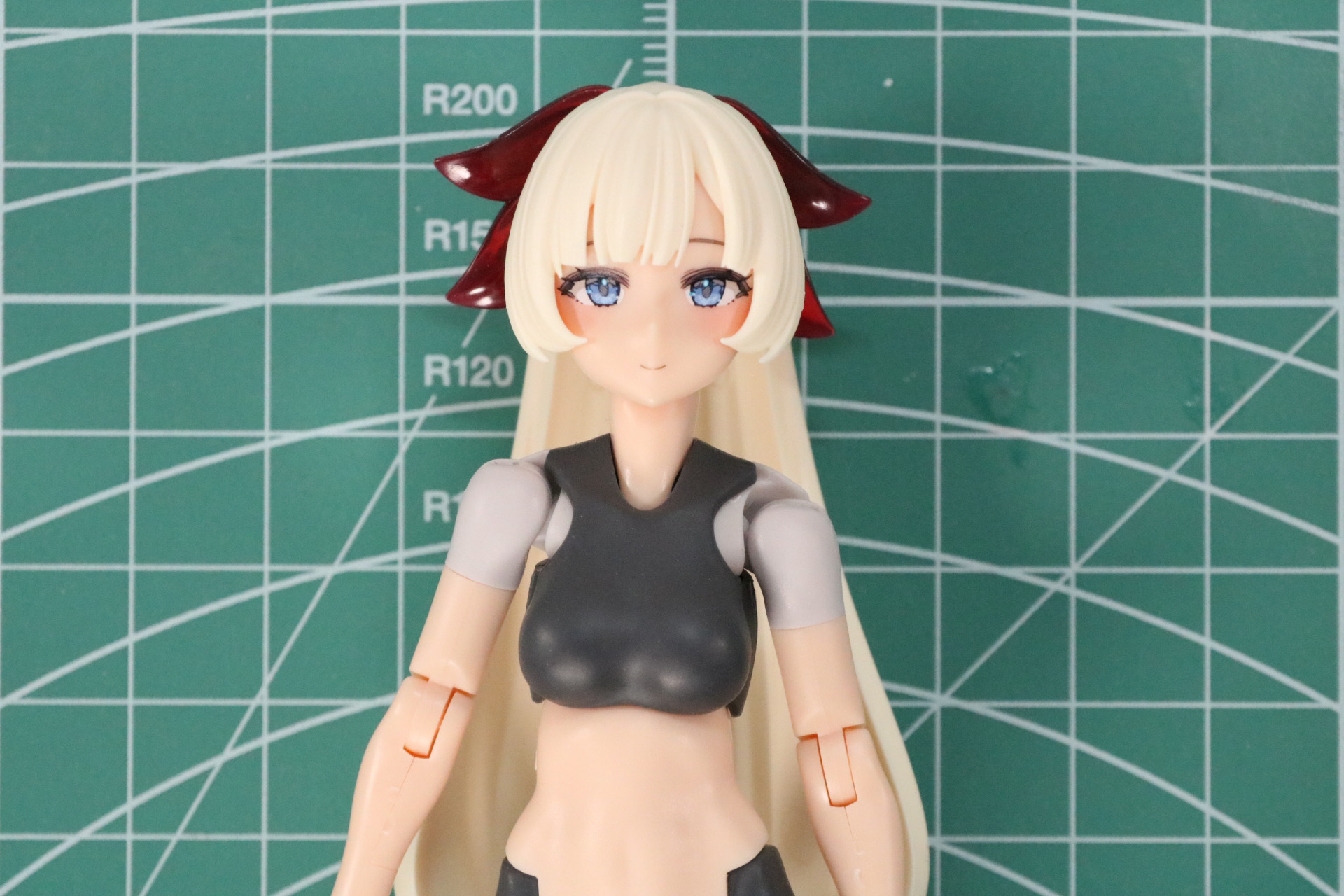 ウェーブの入ったポニーテールの存在感はもちろん柔らかい雰囲気を感じる造形となっている