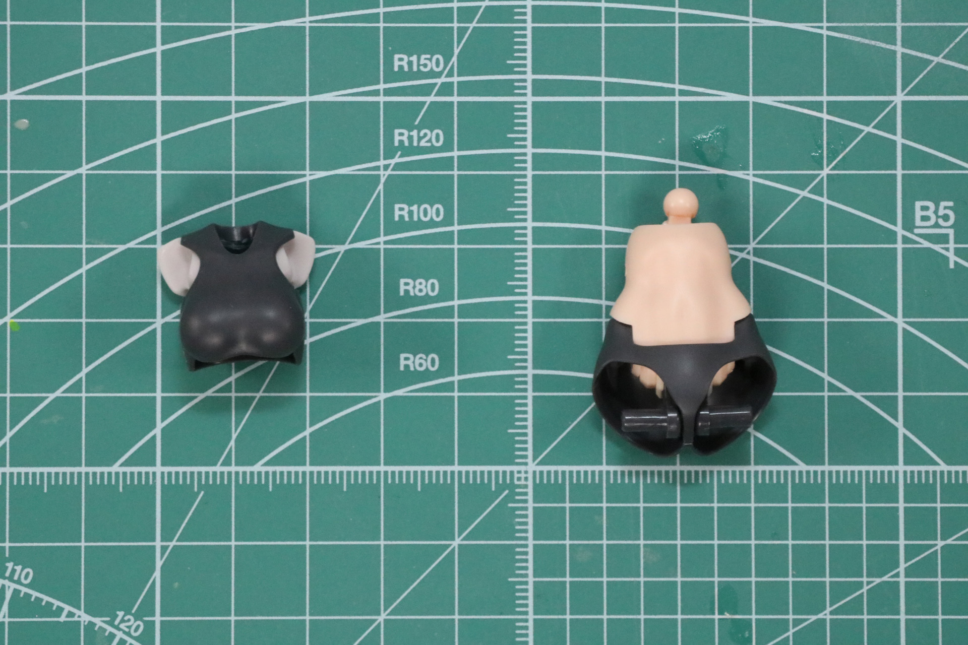 準備として「マシニーカ Block2-M」の胸部、パンツパーツを取り外す