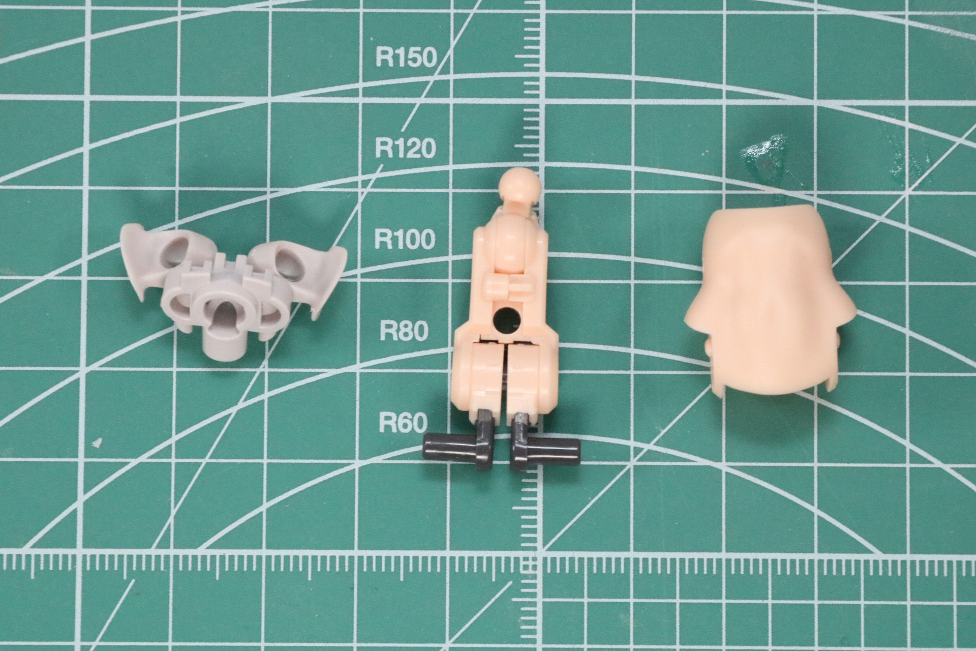 準備として「マシニーカ Block2-M」の胸部、パンツパーツを取り外す