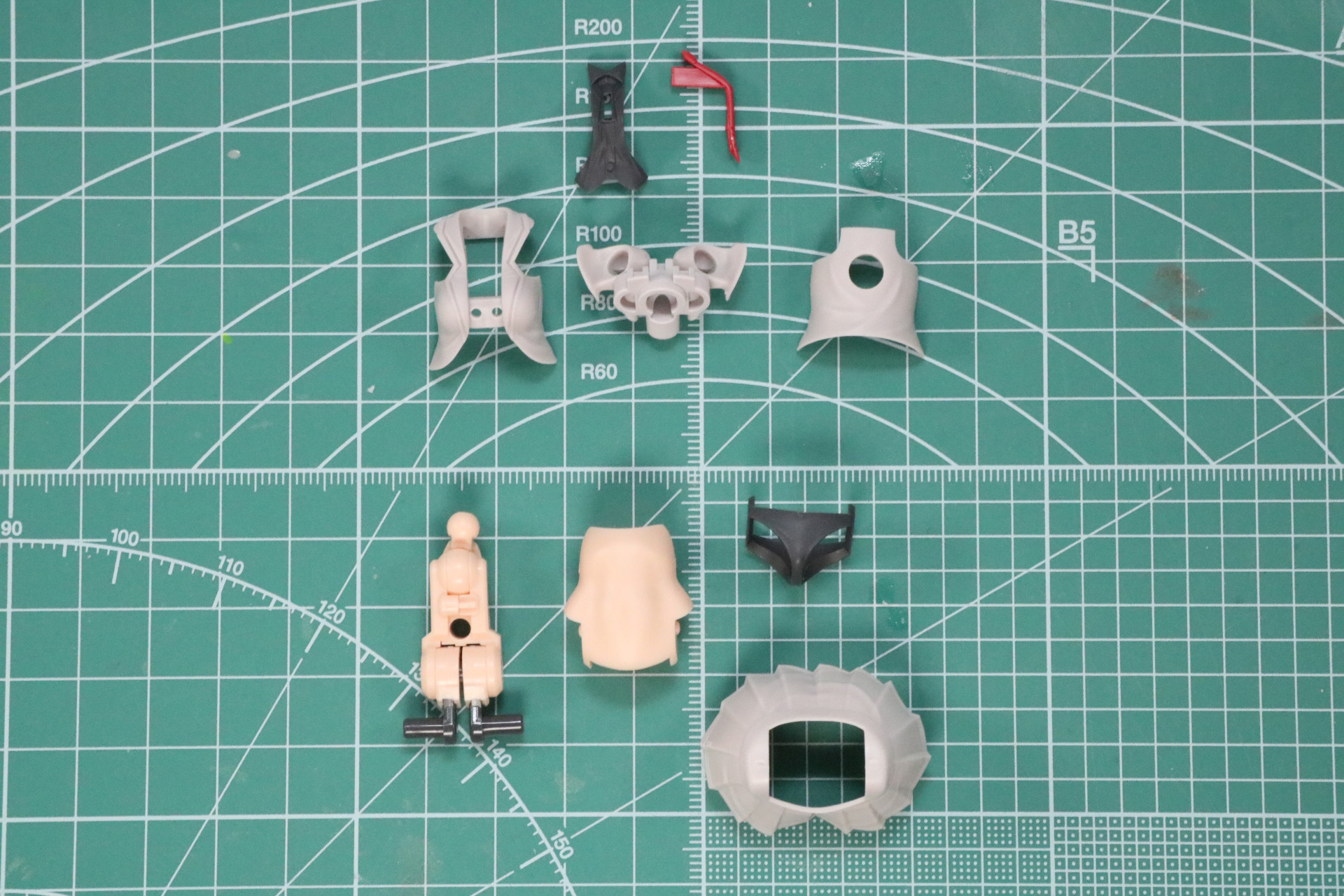 新たにコスモードの用のパーツを組み立て。胸部は肩の可動部位を中核に挟み込む形。腰部はパンツ部分をはかせ、スカートパーツで覆う形となる