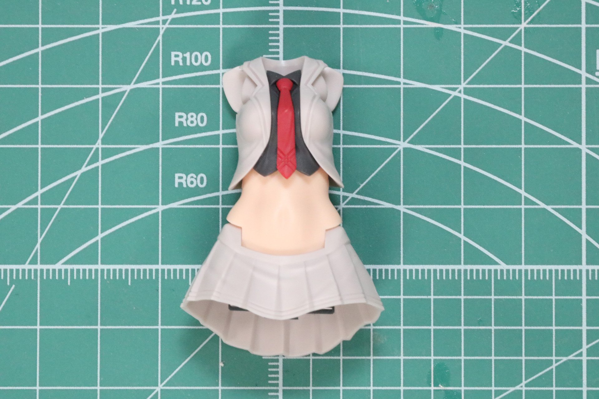 新たにコスモードの用のパーツを組み立て。胸部は肩の可動部位を中核に挟み込む形。腰部はパンツ部分をはかせ、スカートパーツで覆う形となる