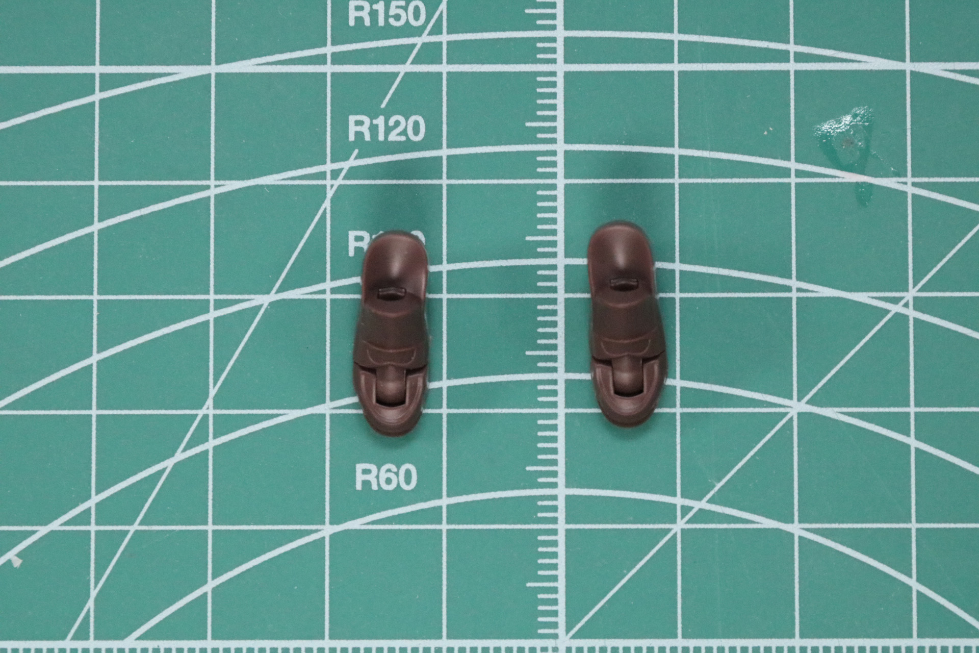 足元のローファーを組み立て