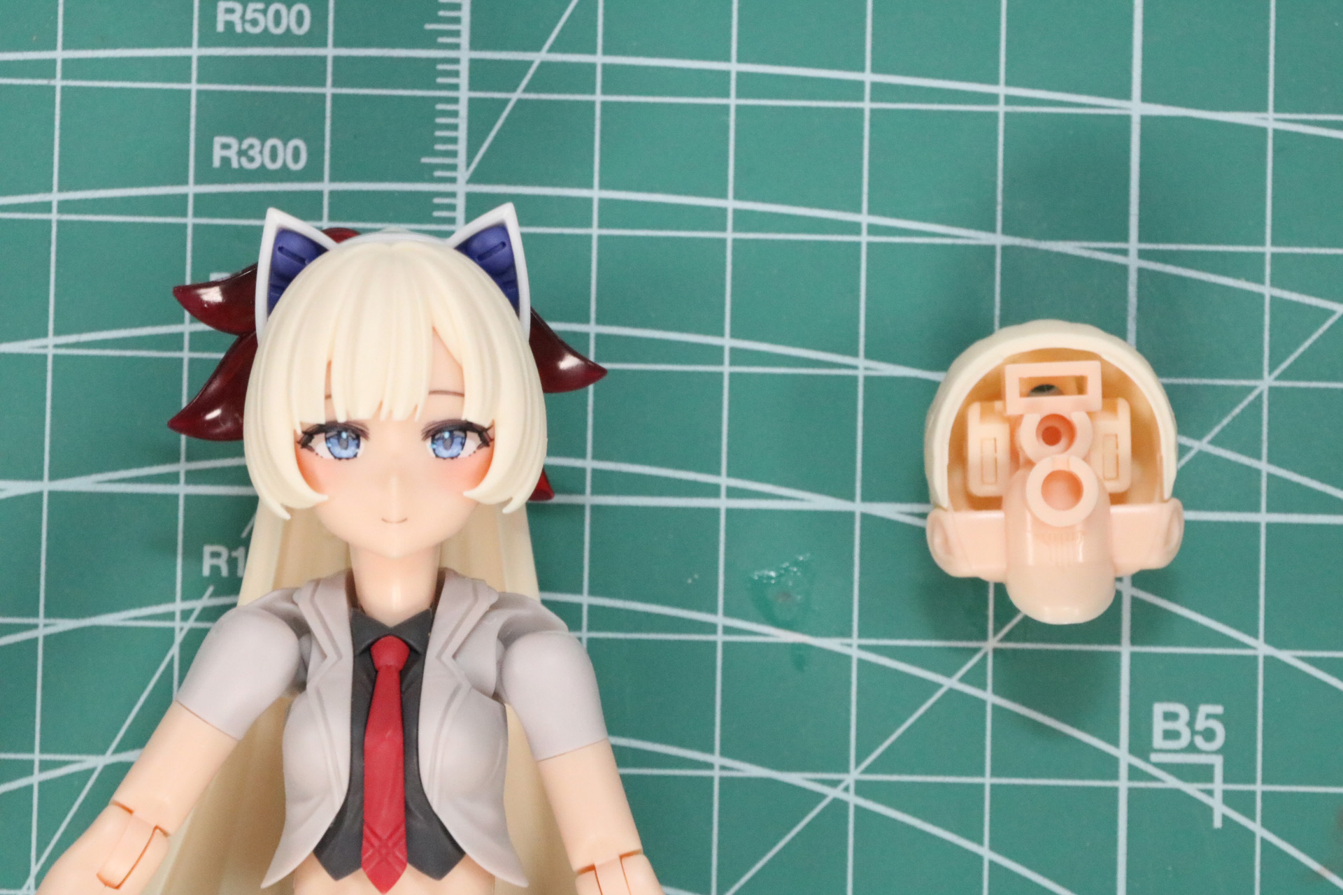 パーツを交換。ネコミミ型のカチューシャではその造形が顕著に表れる