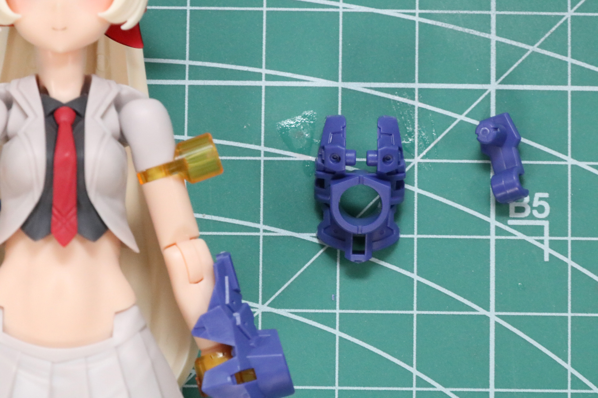 軸受けリストパーツにアーマーパーツを組み立て