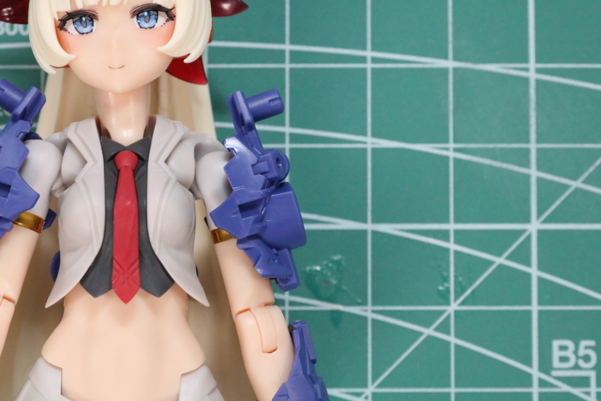 軸受けリストパーツにアーマーパーツを組み立て