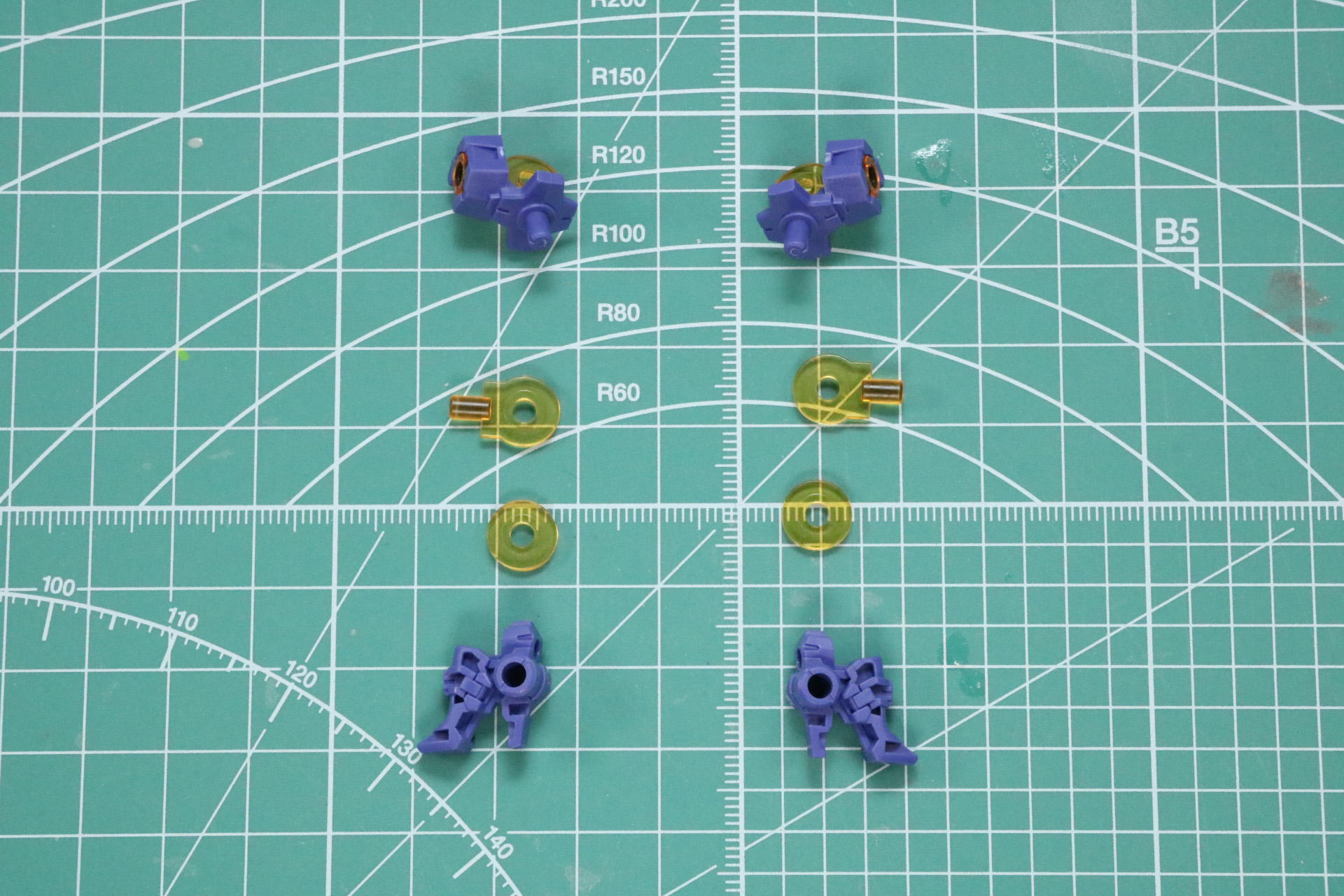 脛部分に使用するリストパーツとアーマー型の足先