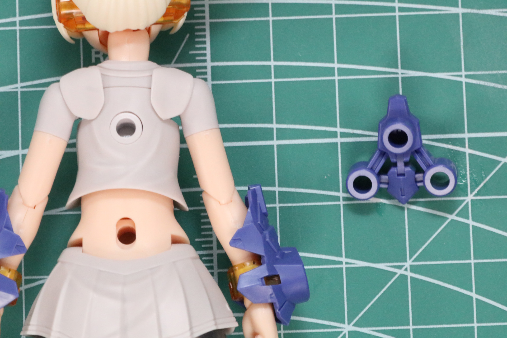 背中に三角型のアーマーパーツを付ける