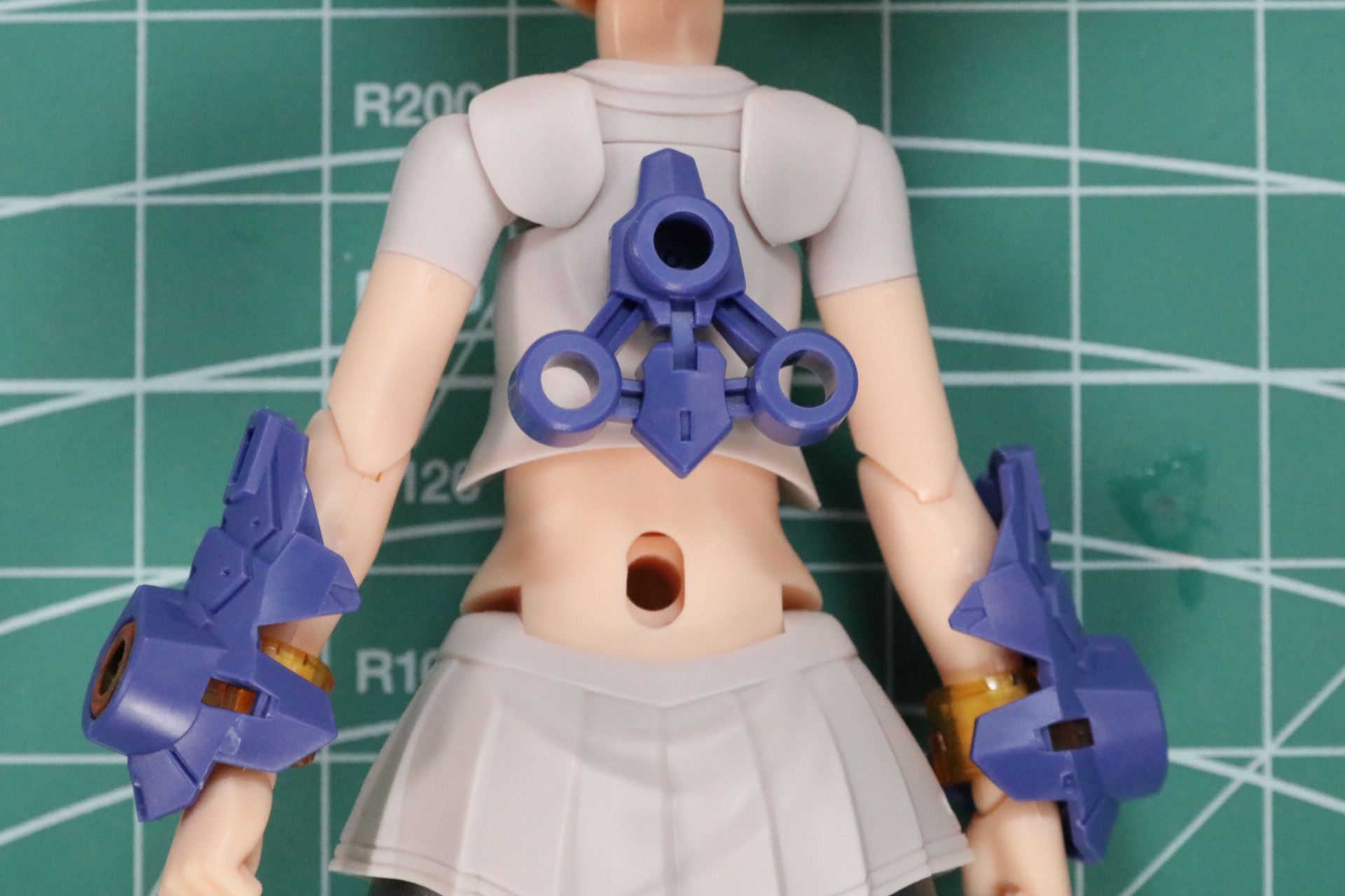 背中に三角型のアーマーパーツを付ける