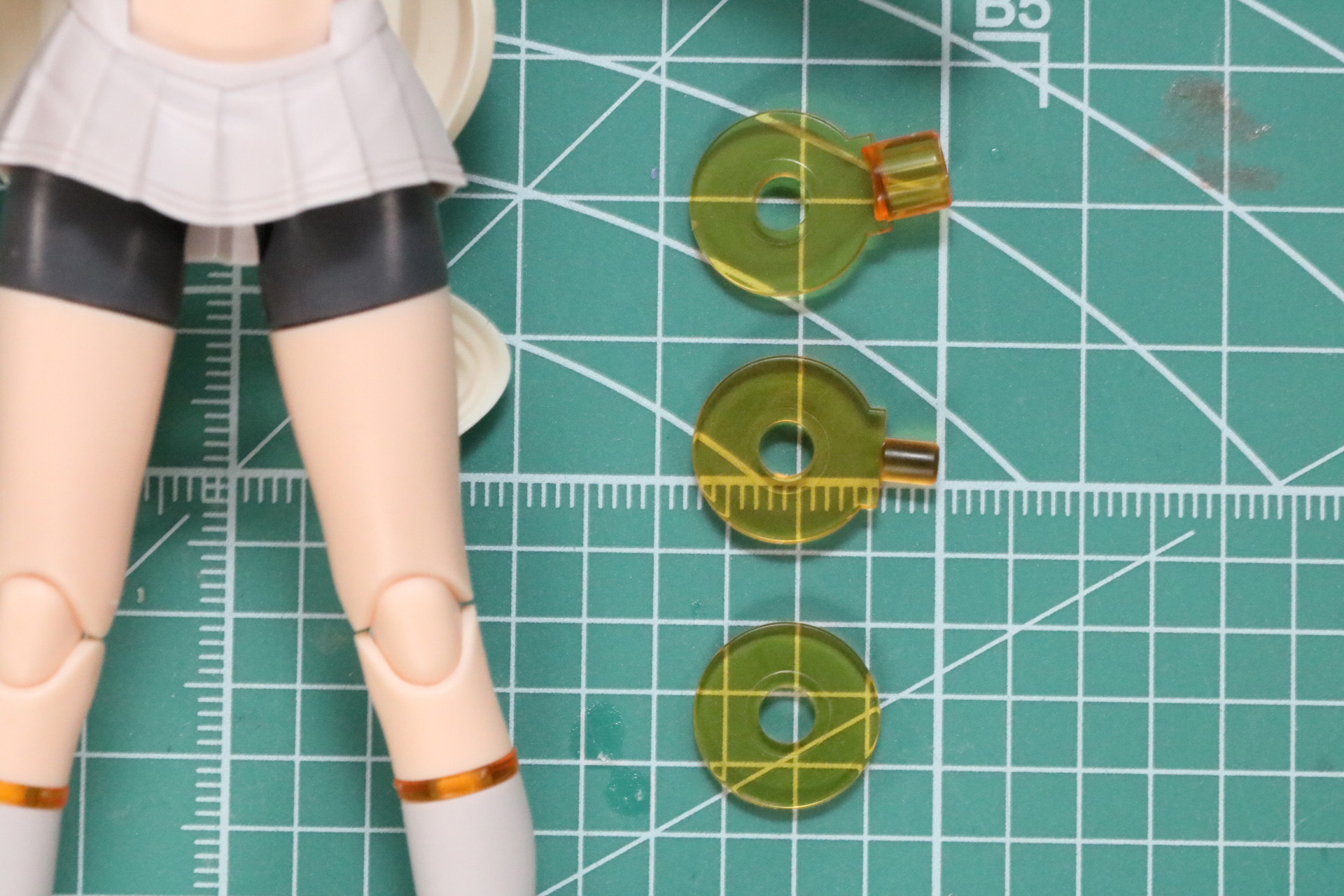 太ももにクリアイエローのリストパーツを追加