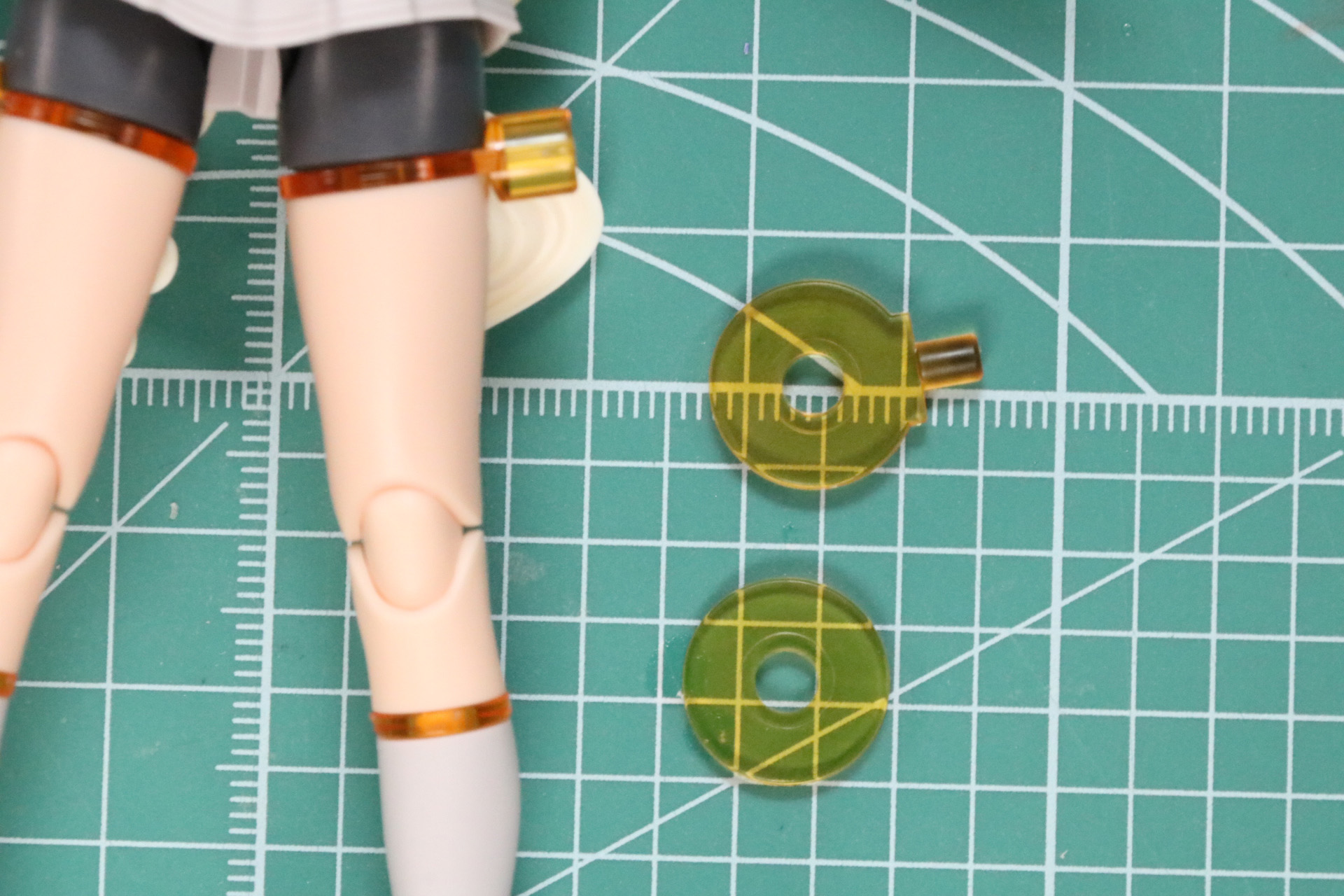 太ももにクリアイエローのリストパーツを追加