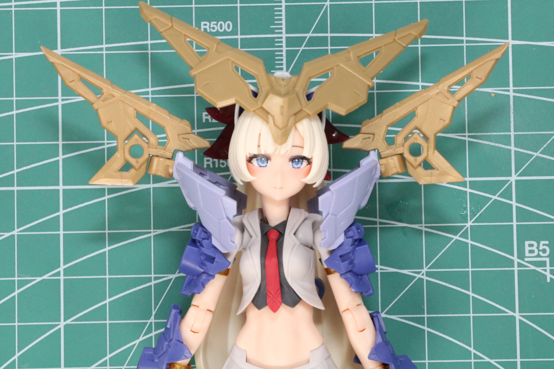 ライトアーマー部分にホワイトの装甲を追加