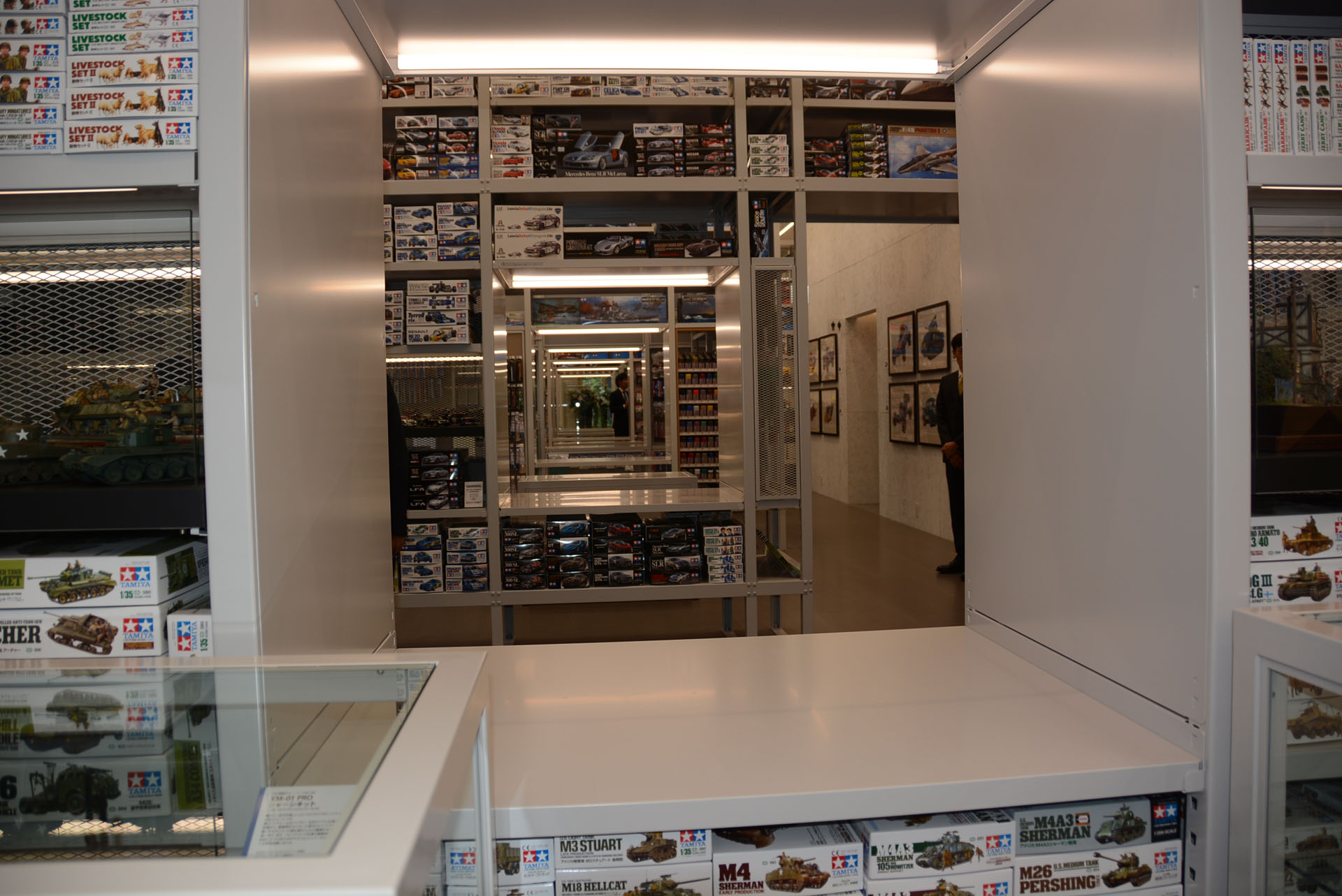 独特の空間設計、吹き抜け状になっており、のぞき込むことで"タミヤの今"を一望することができる