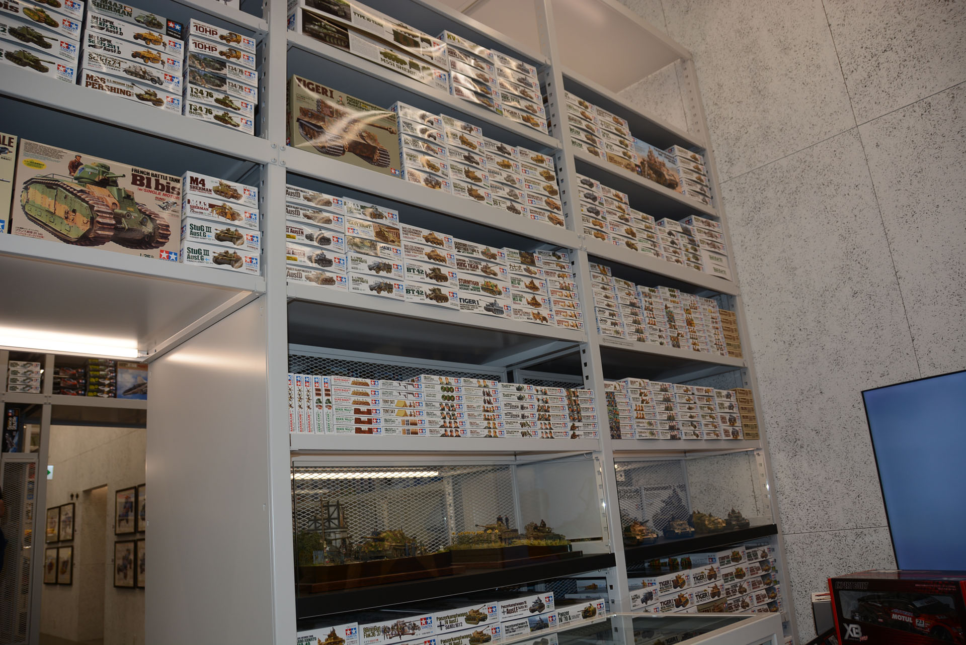 新しい見せ方とともに、"懐かしいまちの模型屋さんの雰囲気"も重視。棚にぎっしり商品が詰まっているのが楽しい