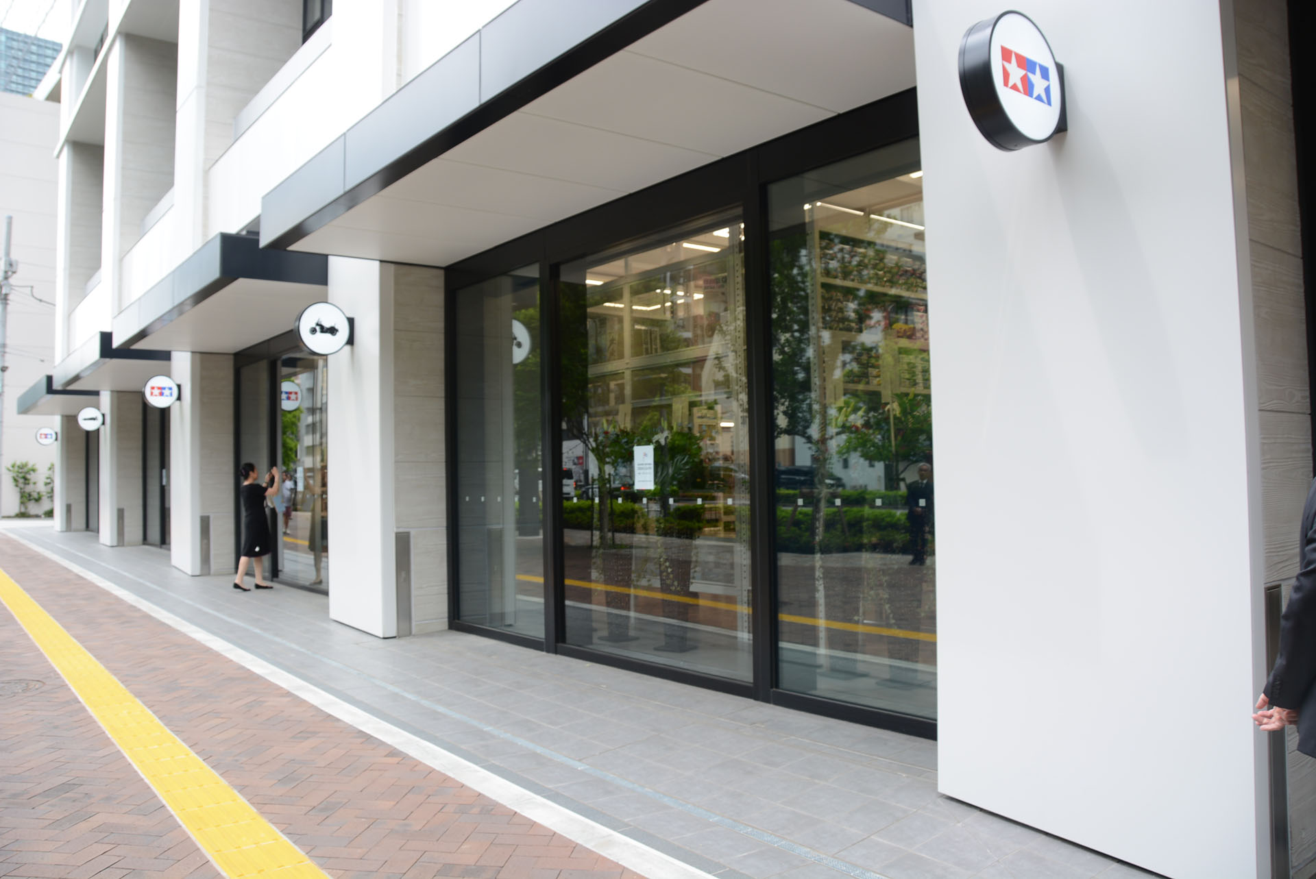 店舗の外からもタミヤ製品をアピール