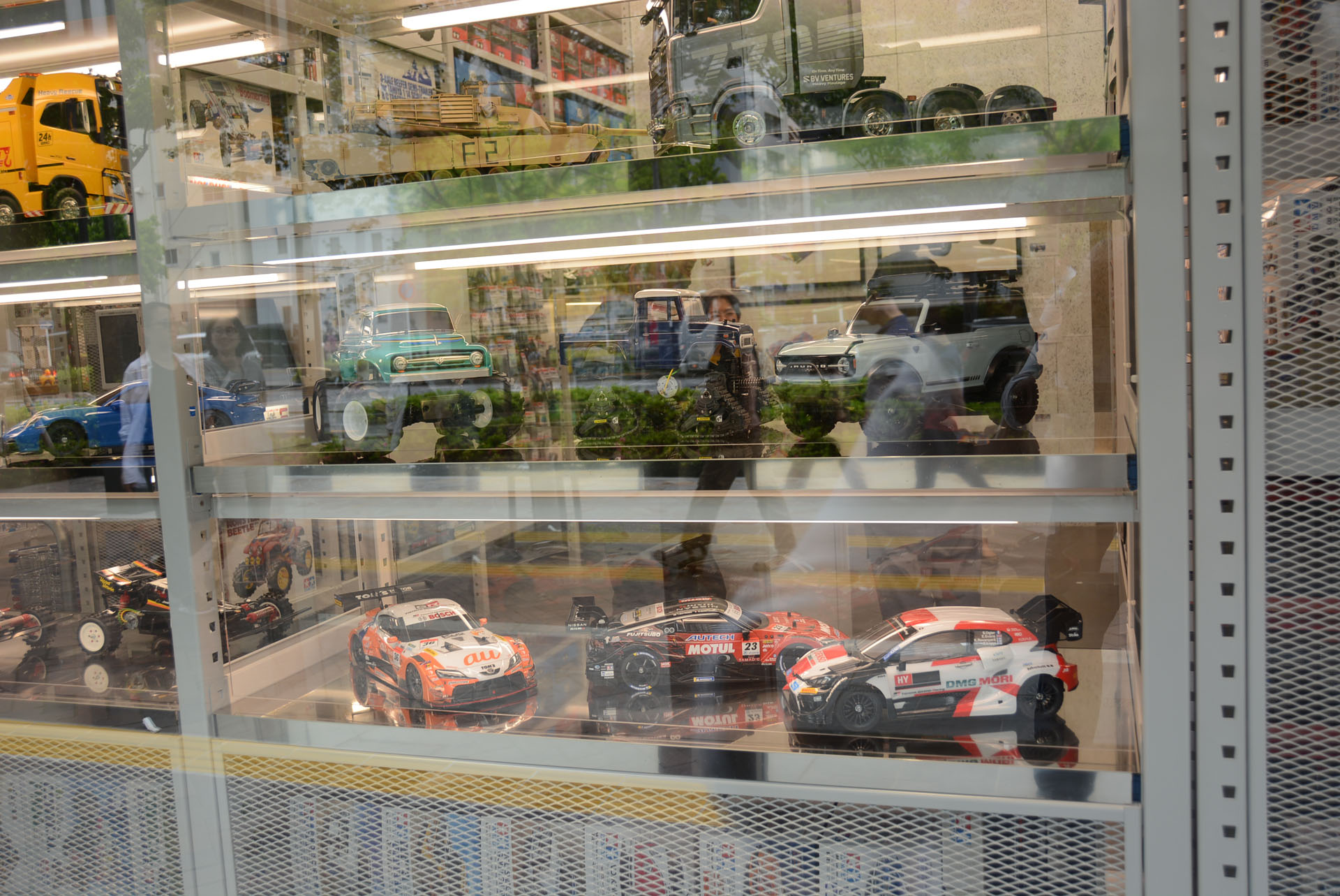 店舗の外からもタミヤ製品をアピール