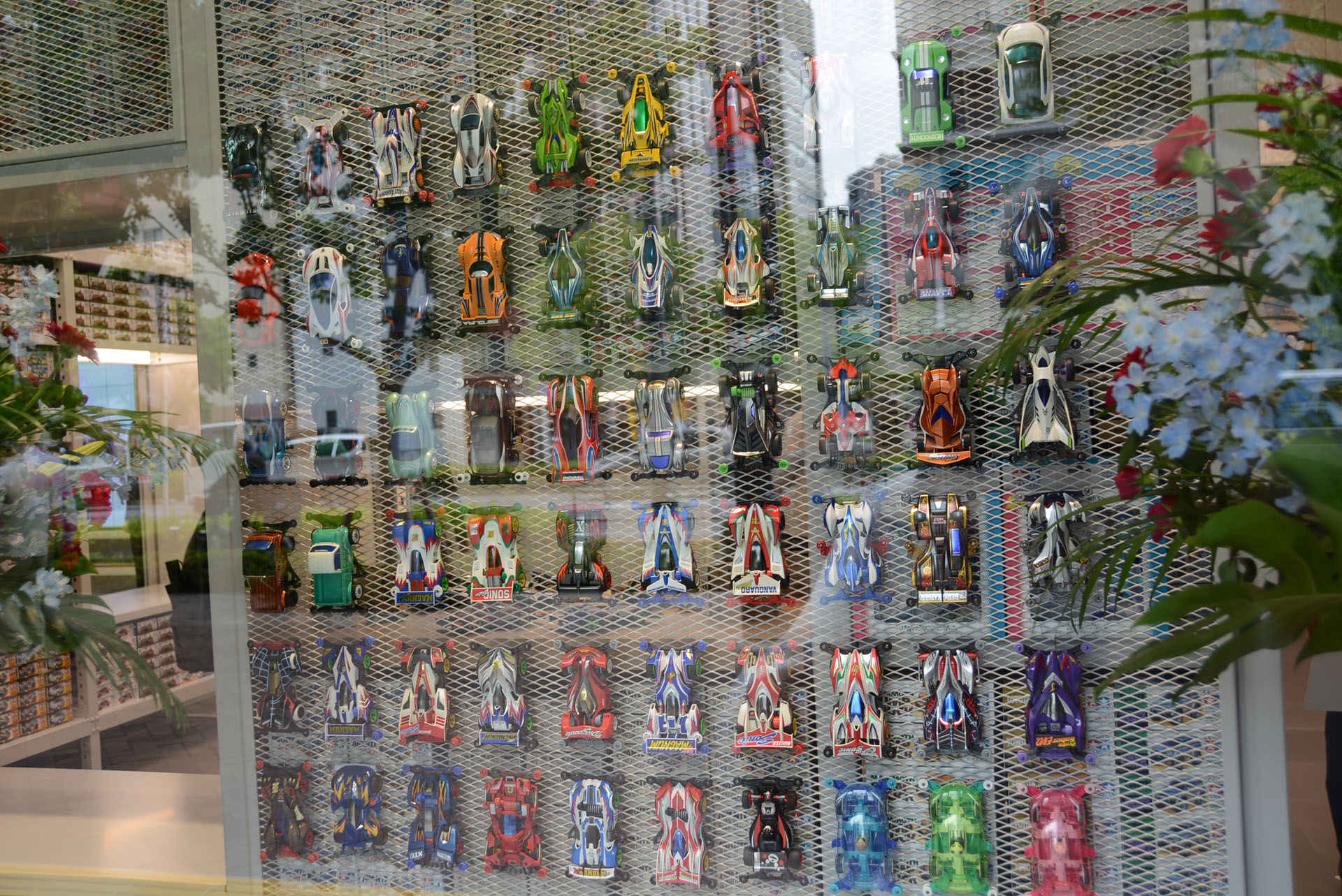 店舗の外からもタミヤ製品をアピール