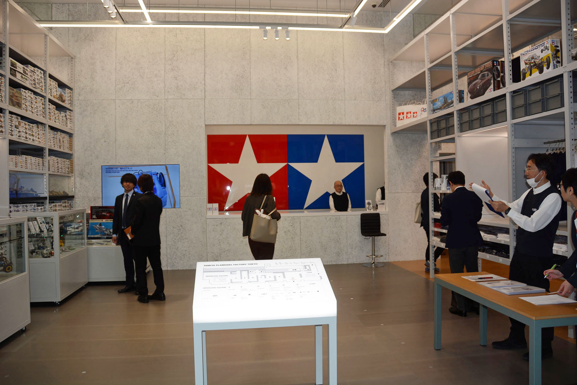 店舗入り口ではタミヤのマークが出迎えてくれる