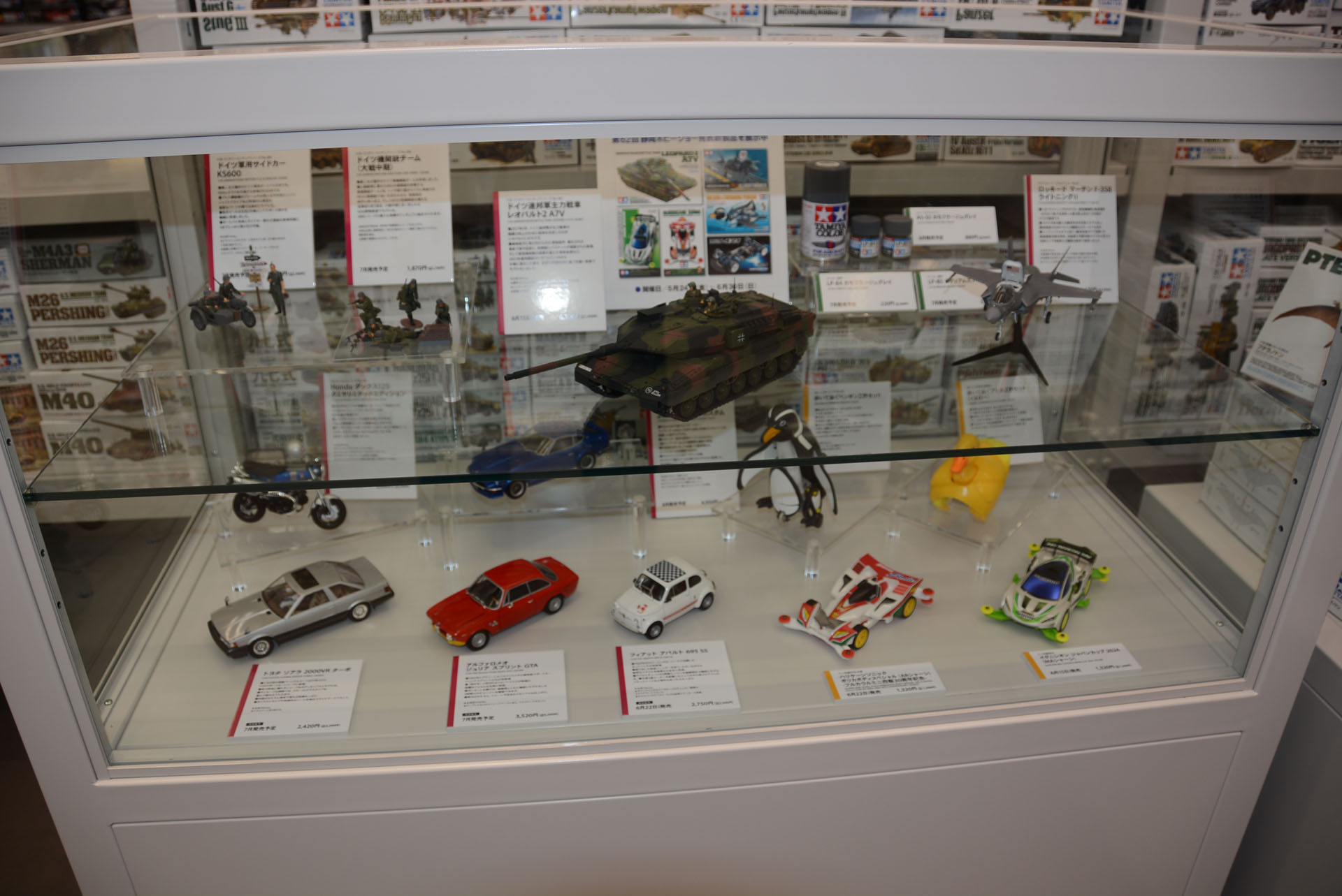 新商品の展示。今回は静岡ホビーショー出展の商品がずらりと並んでいた