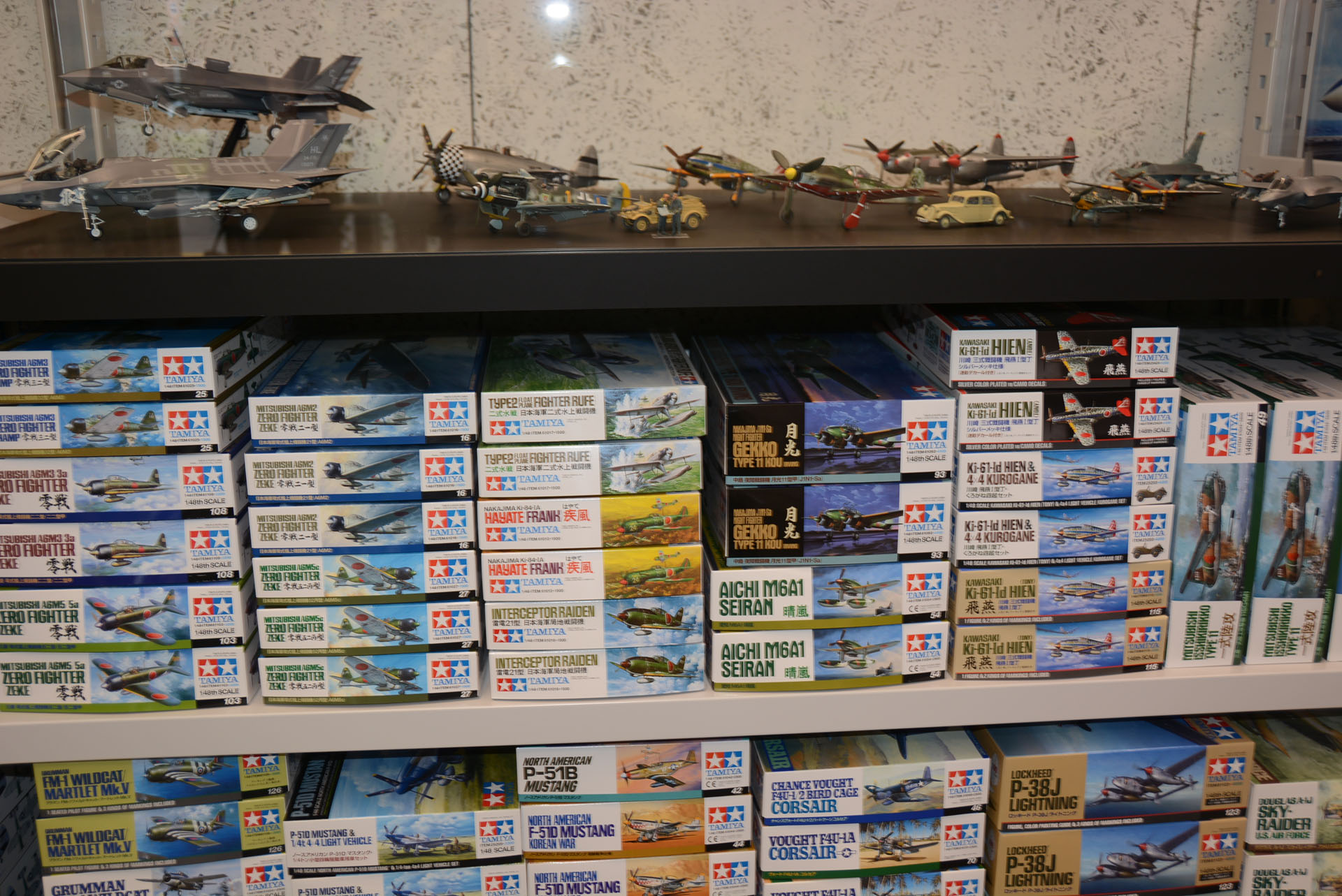 乗用車、バイク、艦船、恐竜など、タミヤの現行商品がずらり
