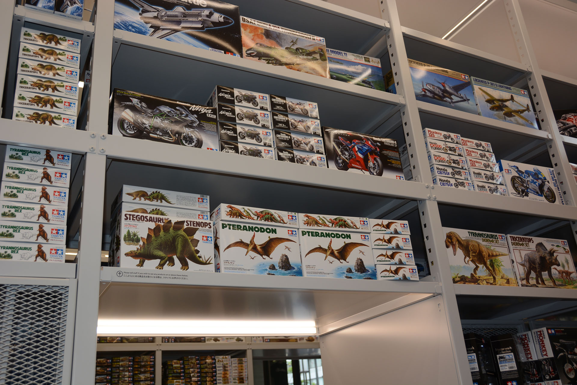 乗用車、バイク、艦船、恐竜など、タミヤの現行商品がずらり