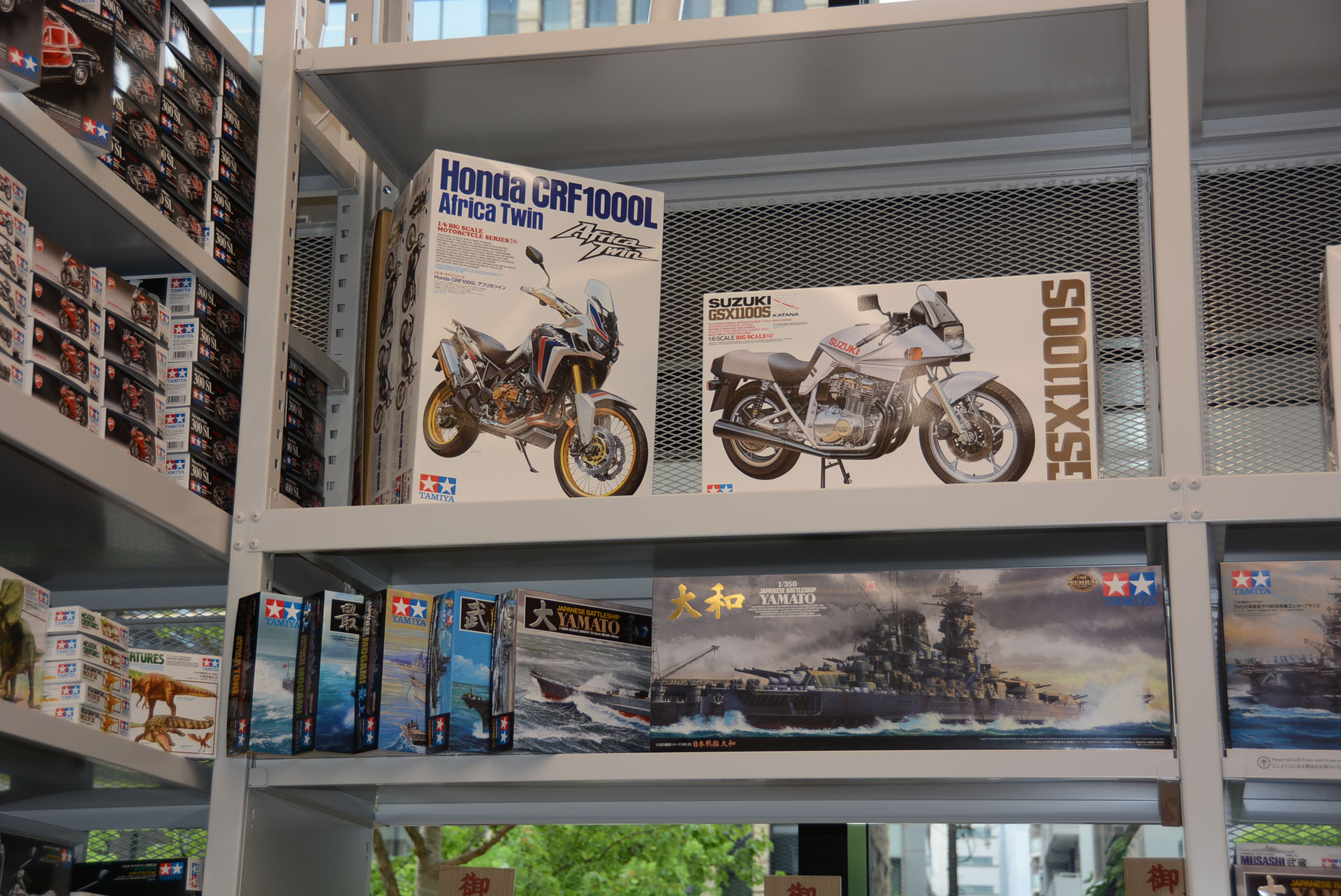 多彩な塗料、工具、副資材。モデラーならワクワクさせられる空間だ