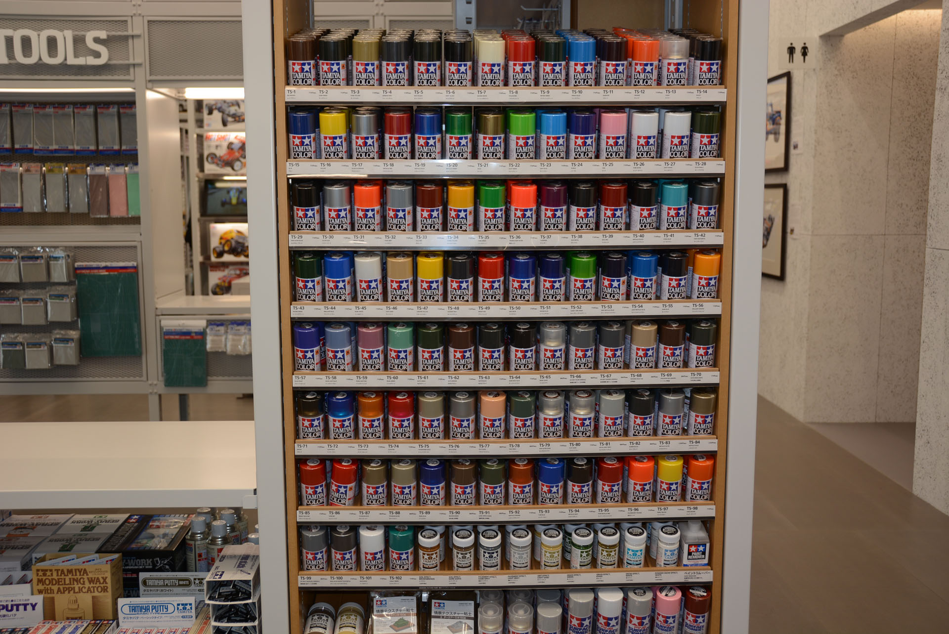 多彩な塗料、工具、副資材。モデラーならワクワクさせられる空間だ