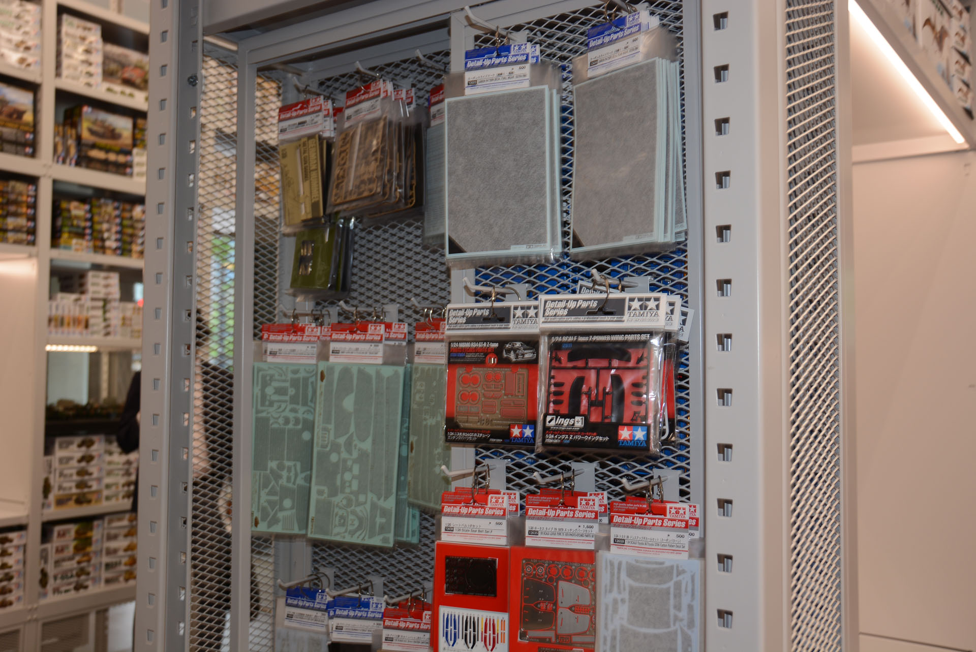 多彩な塗料、工具、副資材。モデラーならワクワクさせられる空間だ