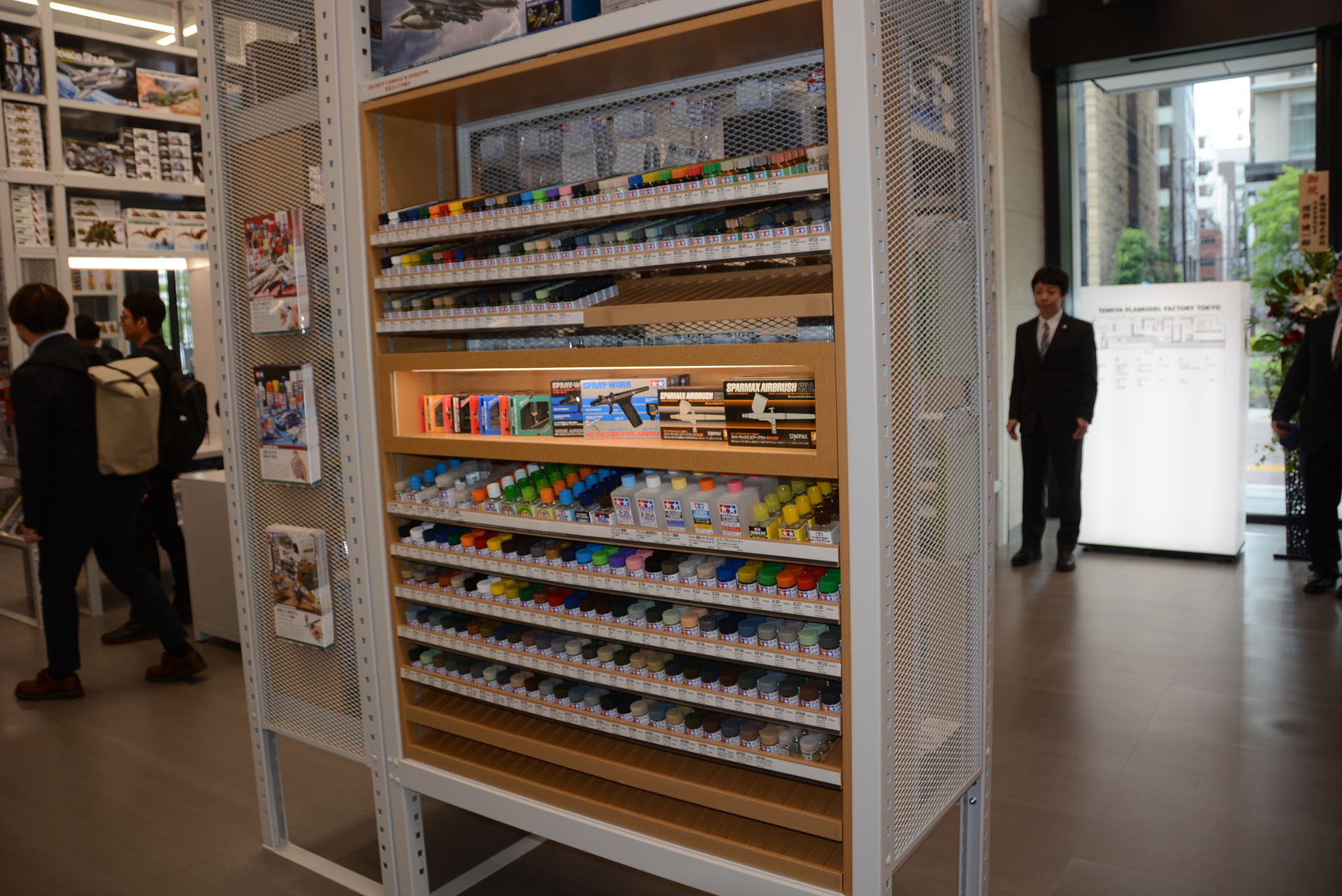 多彩な塗料、工具、副資材。モデラーならワクワクさせられる空間だ