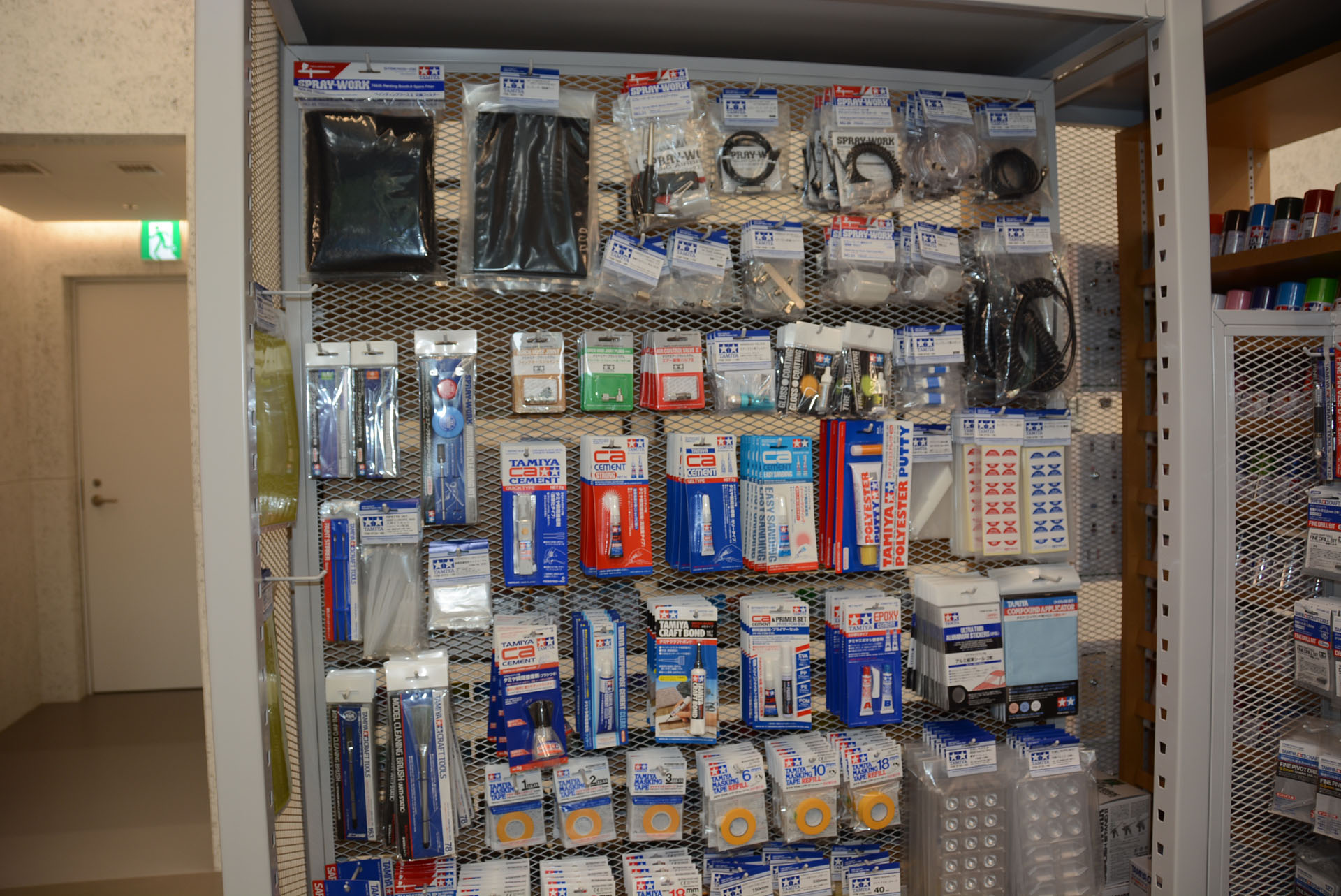 多彩な塗料、工具、副資材。モデラーならワクワクさせられる空間だ