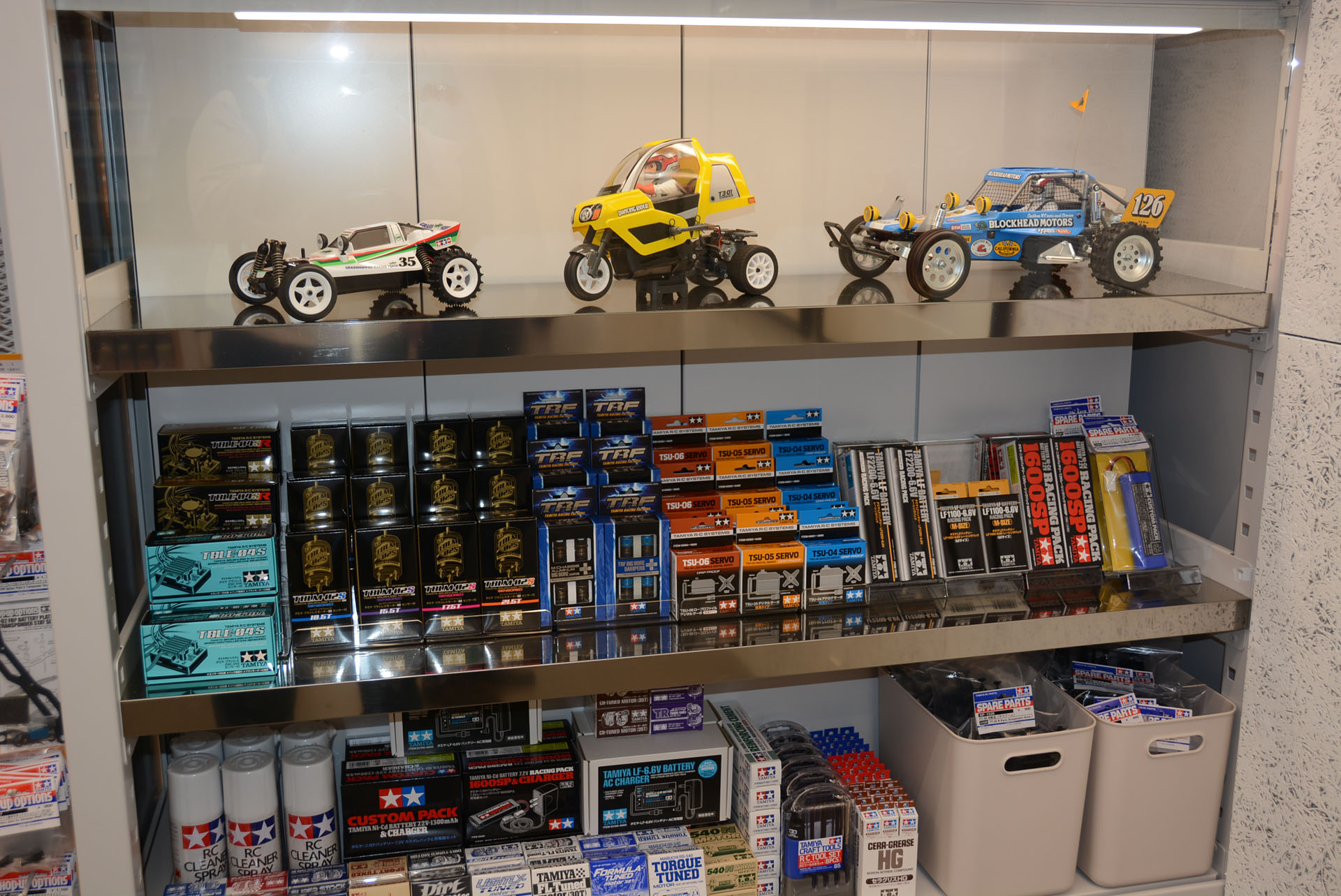 細かなカスタマイズパーツやバッテリーなど