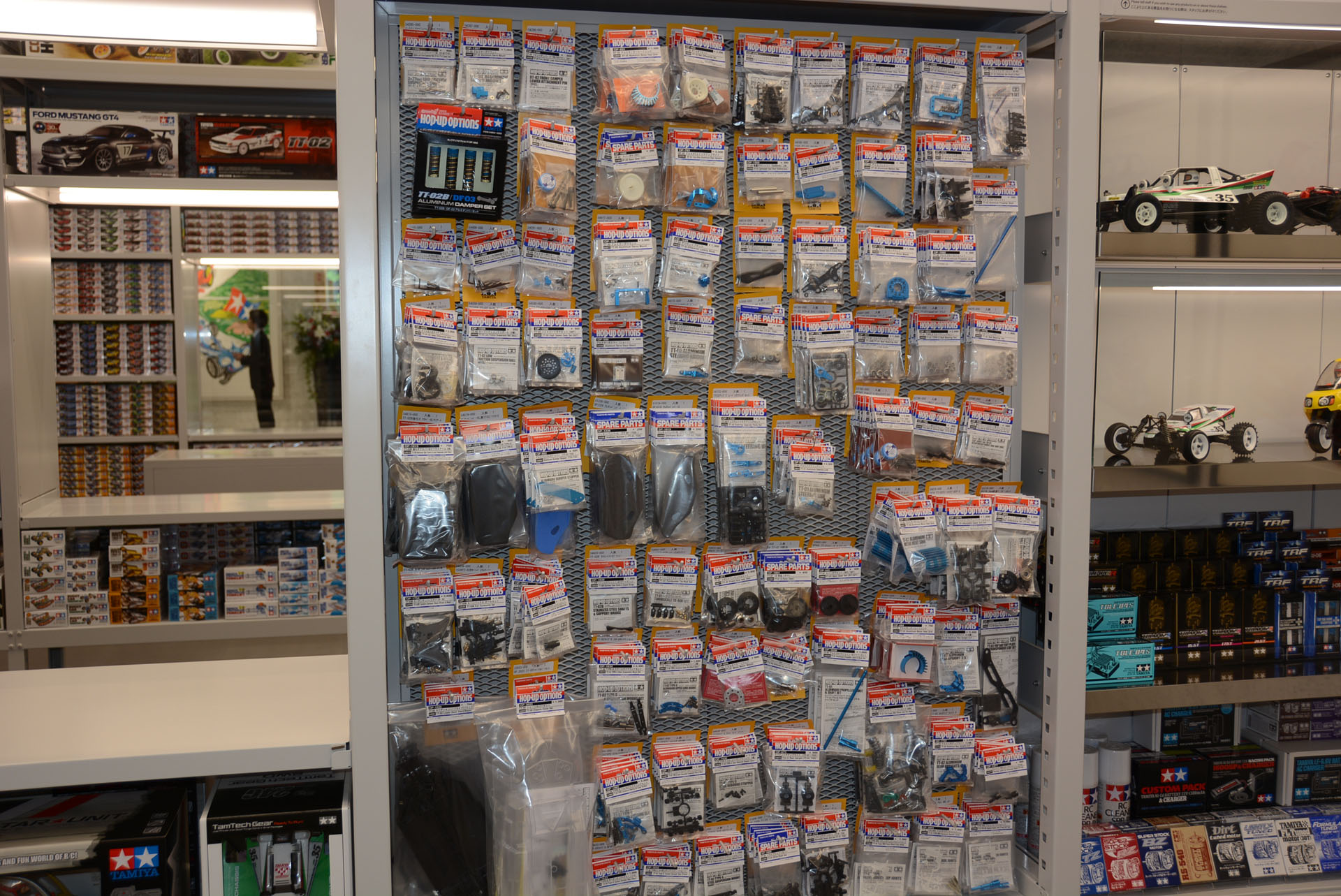 細かなカスタマイズパーツやバッテリーなど