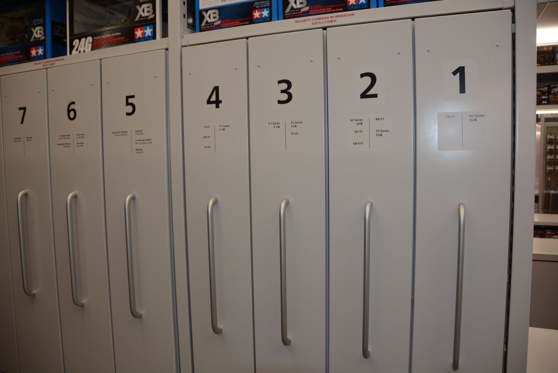 ロッカーのように見える棚を引くとパーツがずらり