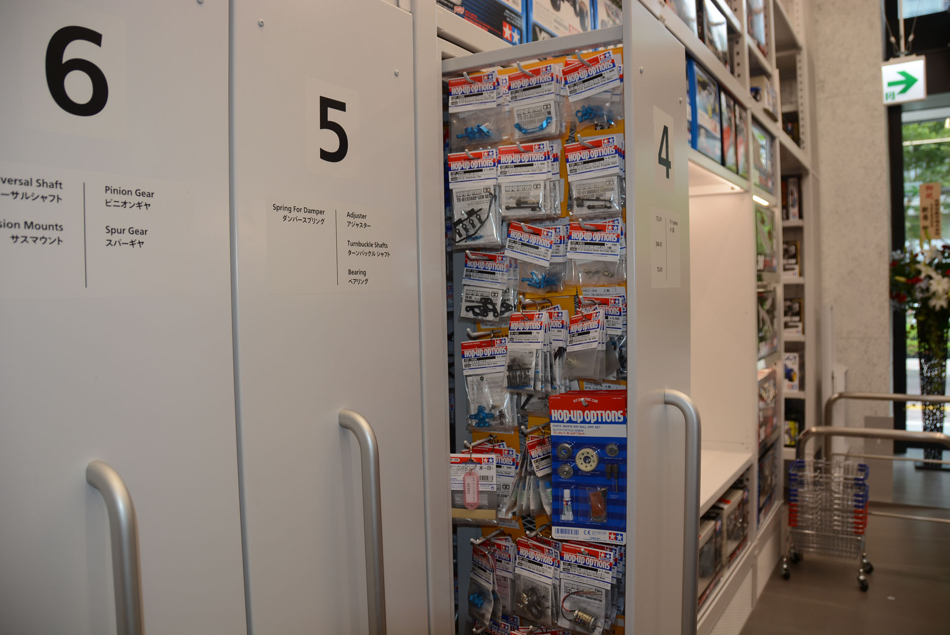 ロッカーのように見える棚を引くとパーツがずらり