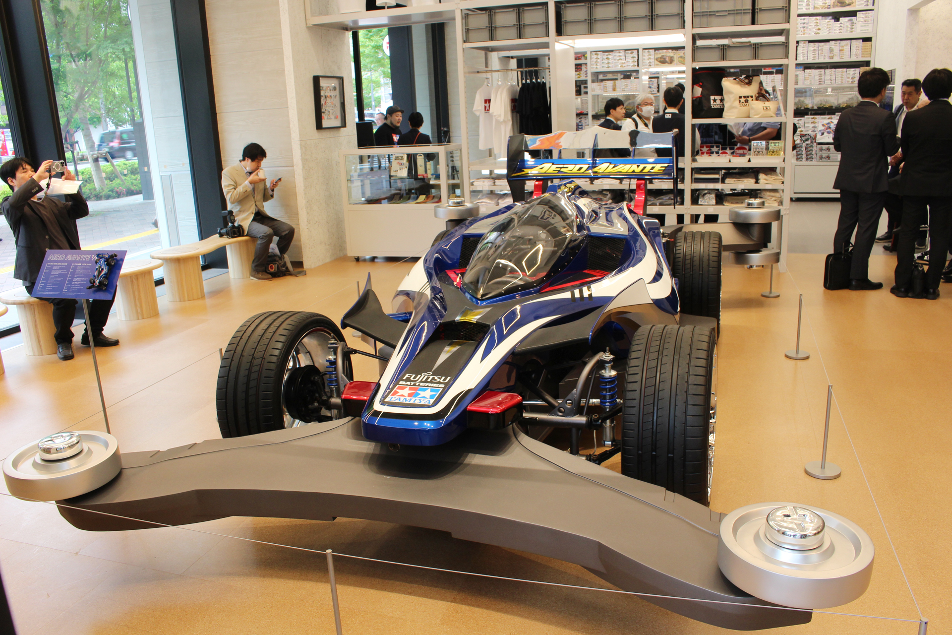 「1/1 ミニ四駆 エアロアバンテ」。初めて目の当たりにすると、その大きさに驚かされるはず