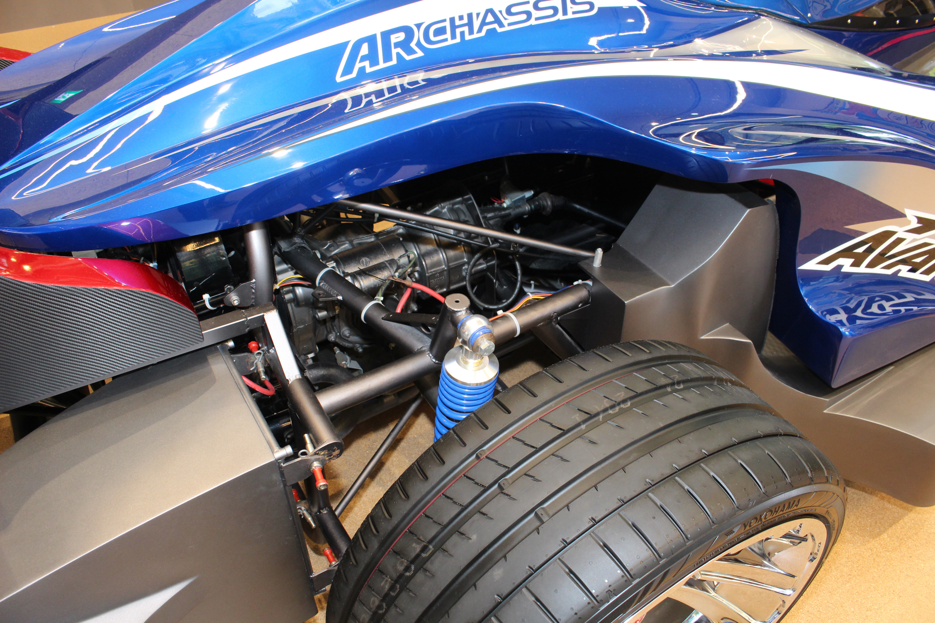 普段見られない車体の細部まで観察できる