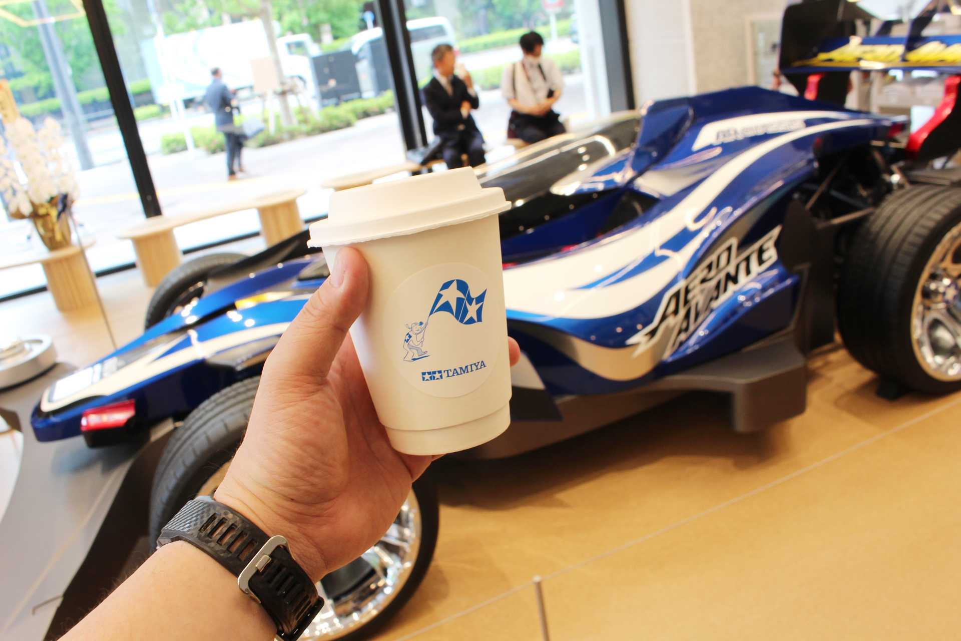 実車エアロアバンテを眺めながら飲むタミヤのコーヒーは旨い